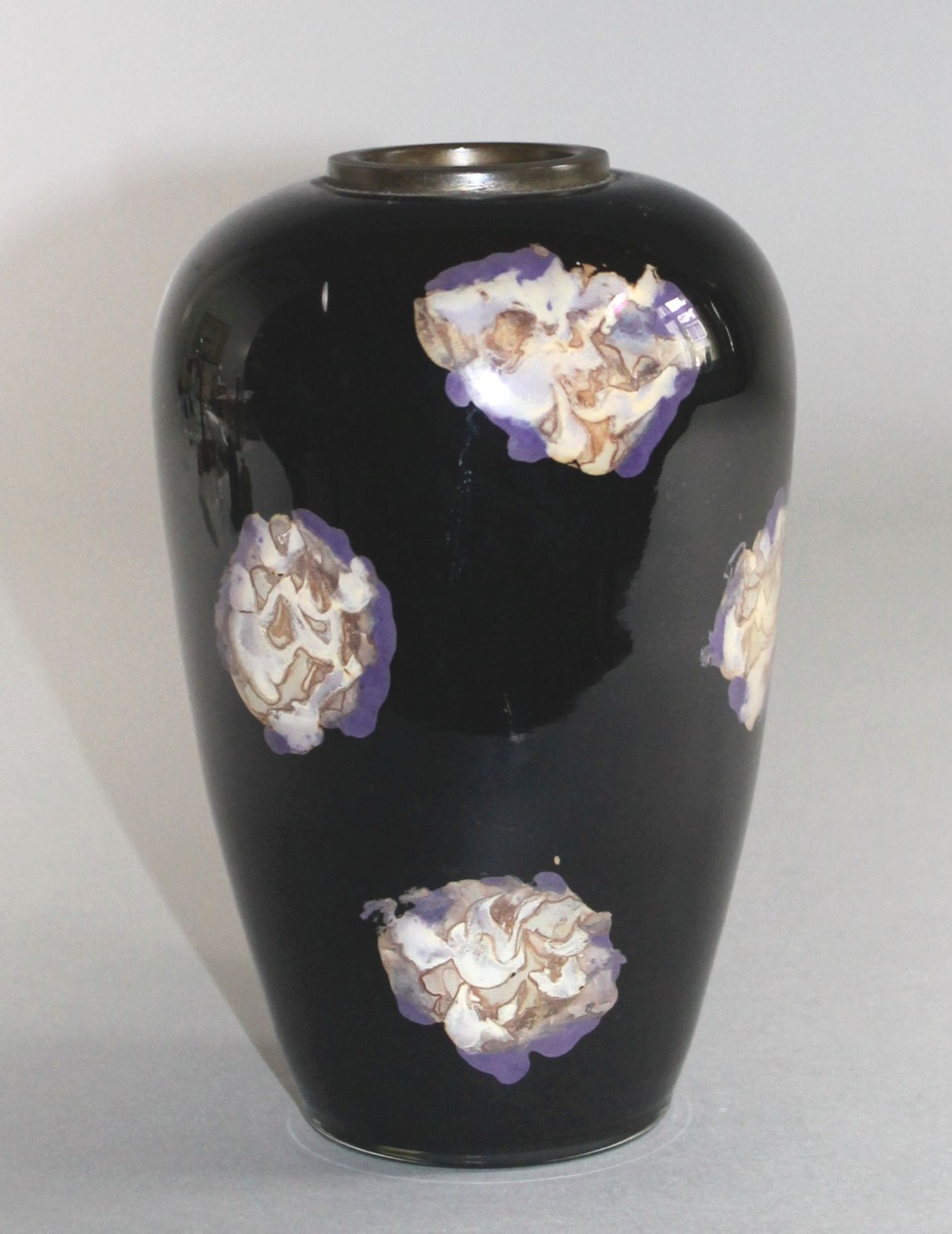 1 Vase, schwarzes Glas, mit farbigen Emaille-Einschmelzungen, Messingrand, H ca. 22cm, (minimal