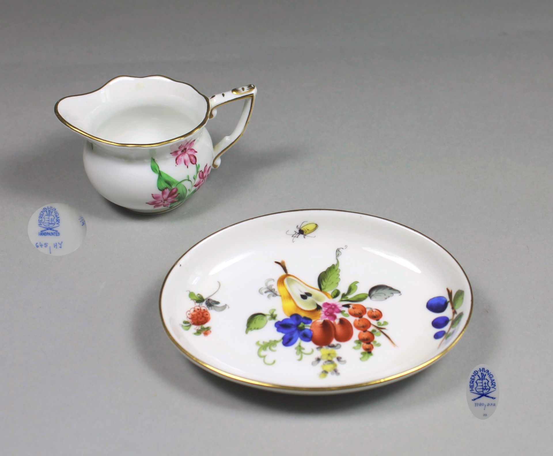 2 Teile Porzellan "Herend": 1 kleiner Ausgießer Porzellan, Wandung mit Blumendekor und