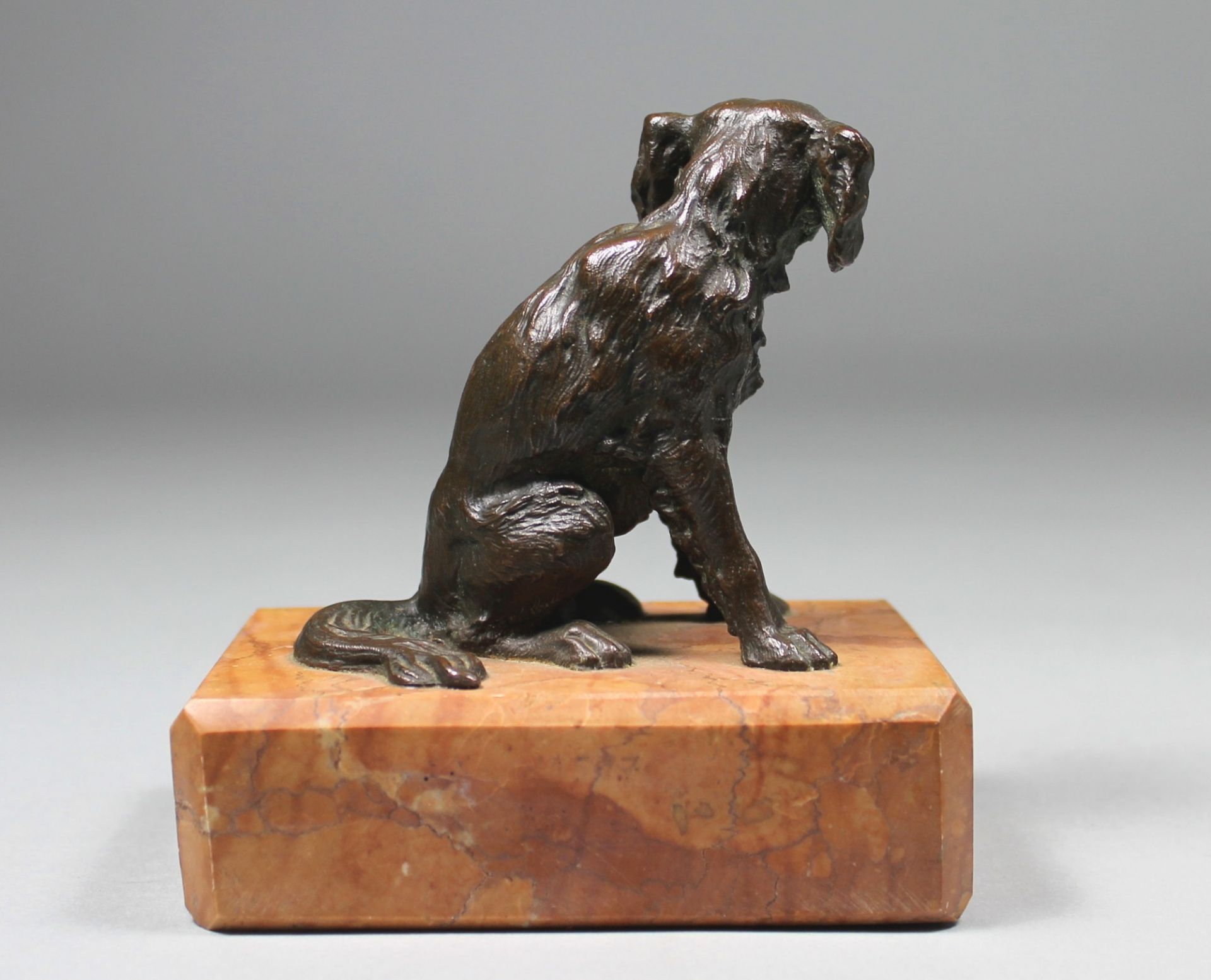 1 kleine Bronzefigur auf Marmorplinthe montiert "sitzender Hund", keine Signatur erkennbar, ca. 12cm - Image 3 of 3