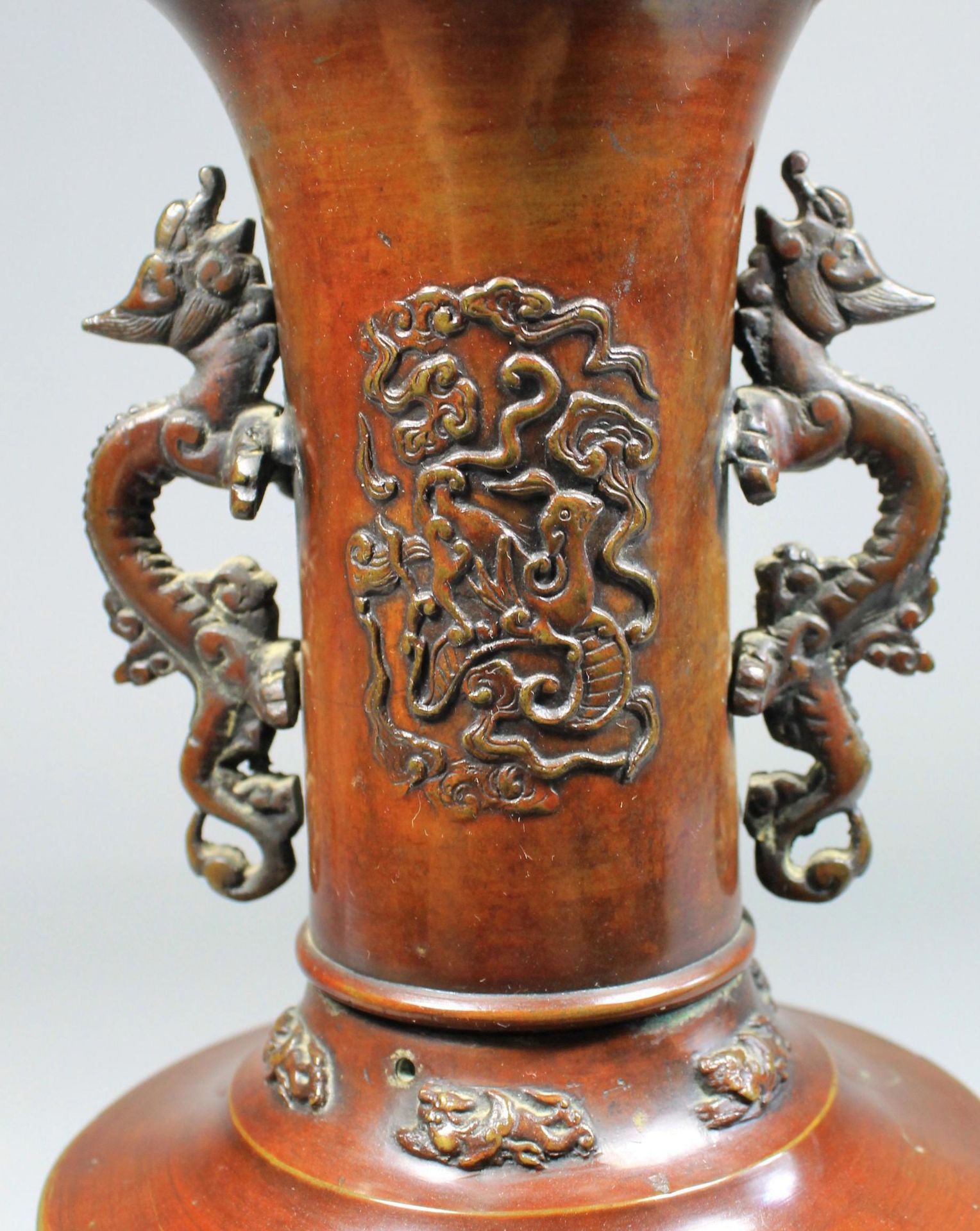 1 Vase Messing, bronziert, mit aufgelegtem asiatischen Reliefdekor, am Hals 2 stilisierte und - Bild 3 aus 4