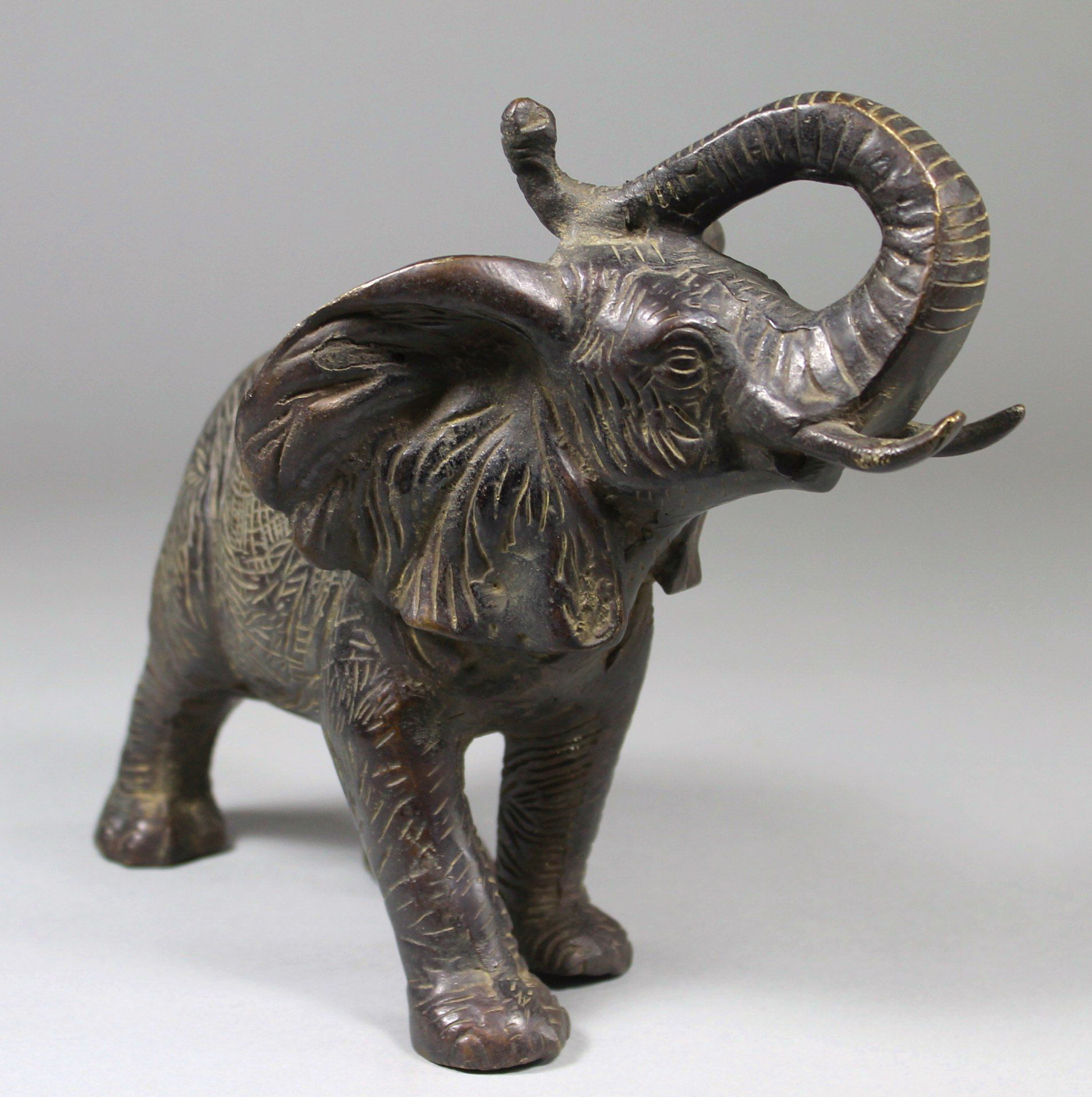 1 Bronzefigur "Elefant", sog. Glücks-Elefant, schwere Aussführung, ca. 22cm x 30cm x 14cm, - Bild 2 aus 4