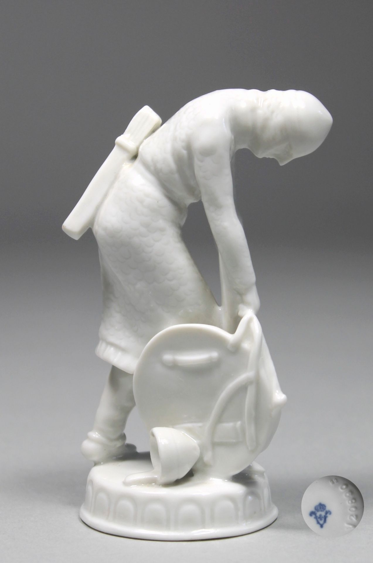 1 kleine Figur Porzellan auf rundem Sockel, weiß, gemarkt und nummeriert "Bogenschütze", H ca. 11cm,