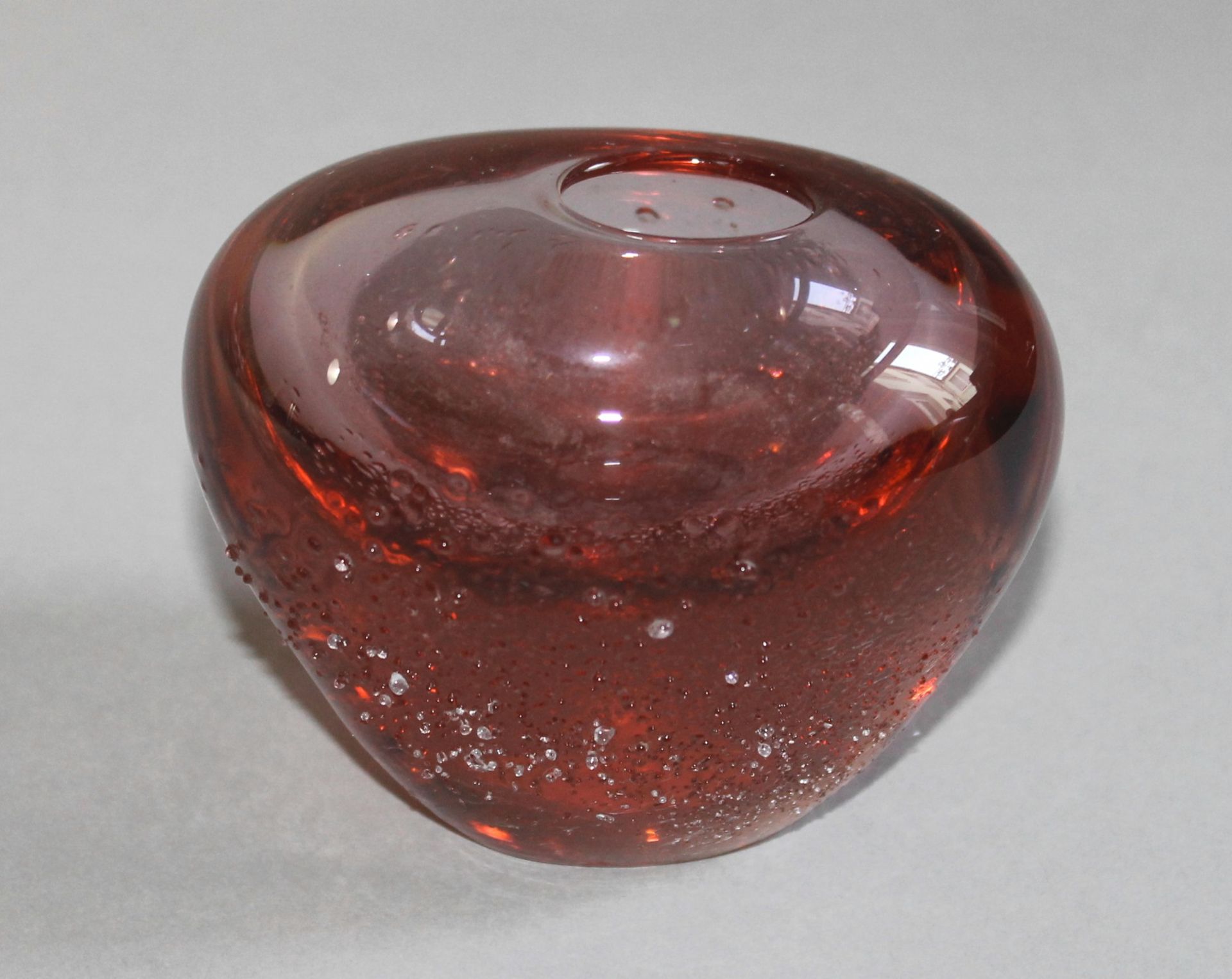 1 kleines Glasobjekt, dickwandiges farbloses Glas roséfarben unterfangen, H ca. 9,5cm, schwere