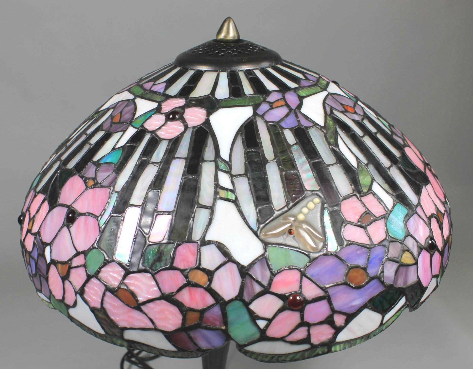 1 Tischlampe mit Metallfuß, Glaschirm im Tiffany-Stil, H ca. 50cm, Funktion nicht geprüft, - Image 2 of 2