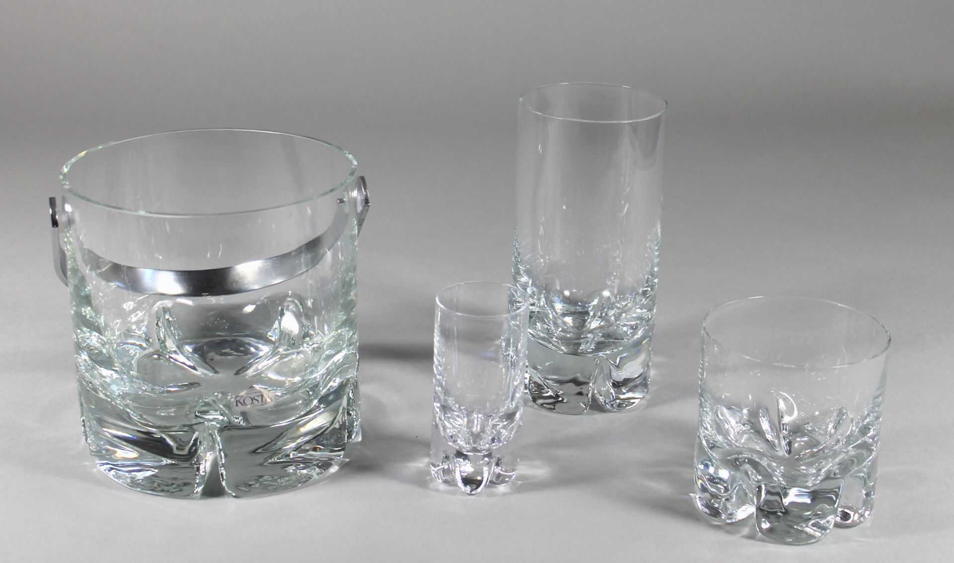 1 Eiskübel Glas, Design: Kosta Boda, Schweden und 6 passende Schnapsgläser, 6 Cognacschwenker und