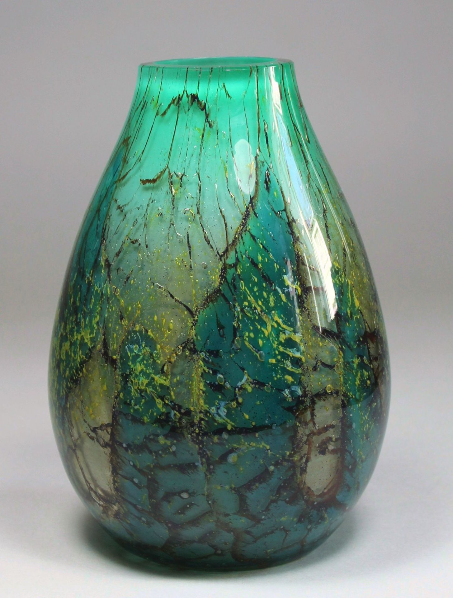 1 Vase Glas, Klarglas mit grünen, braunen und gelben Einschmelzungen, schwere Ausführung, Stand