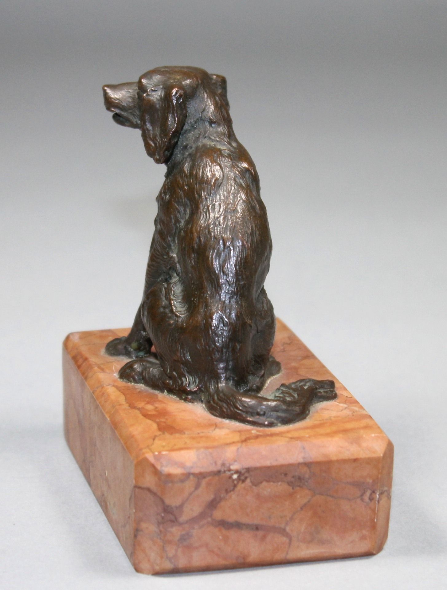 1 kleine Bronzefigur auf Marmorplinthe montiert "sitzender Hund", keine Signatur erkennbar, ca. 12cm - Image 2 of 3