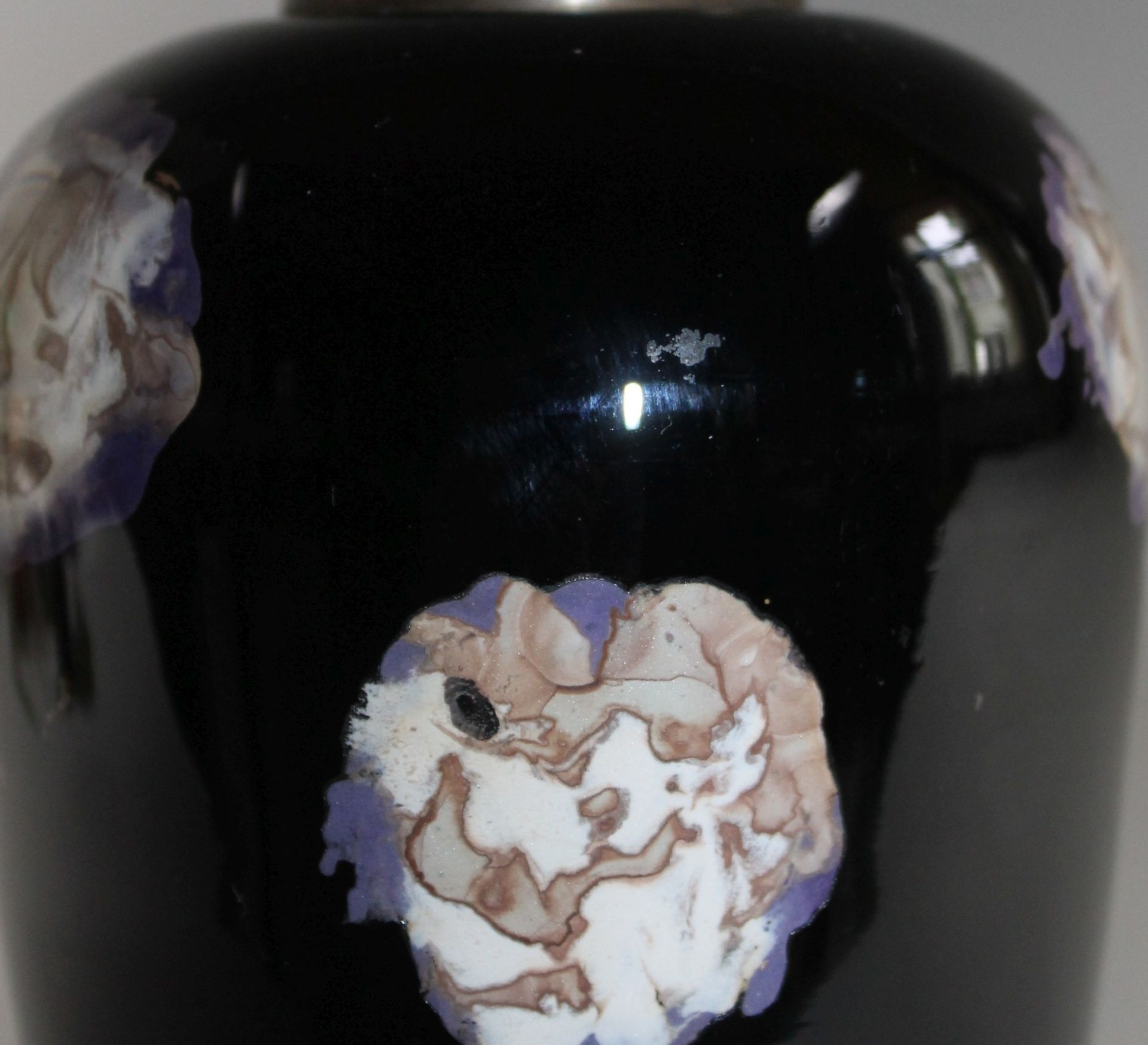 1 Vase, schwarzes Glas, mit farbigen Emaille-Einschmelzungen, Messingrand, H ca. 22cm, (minimal - Bild 2 aus 2