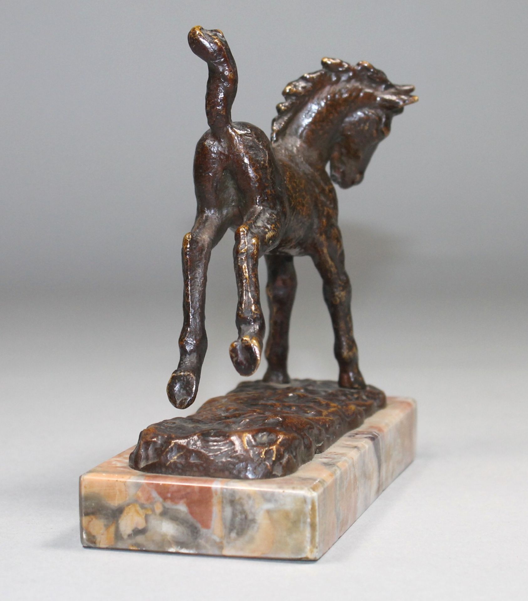 1 kleine Skulptur Bronze, auf Marmorsockel "Fohlen", um 1920, Entwurf Emil Manz (1880-1945), - Image 4 of 5