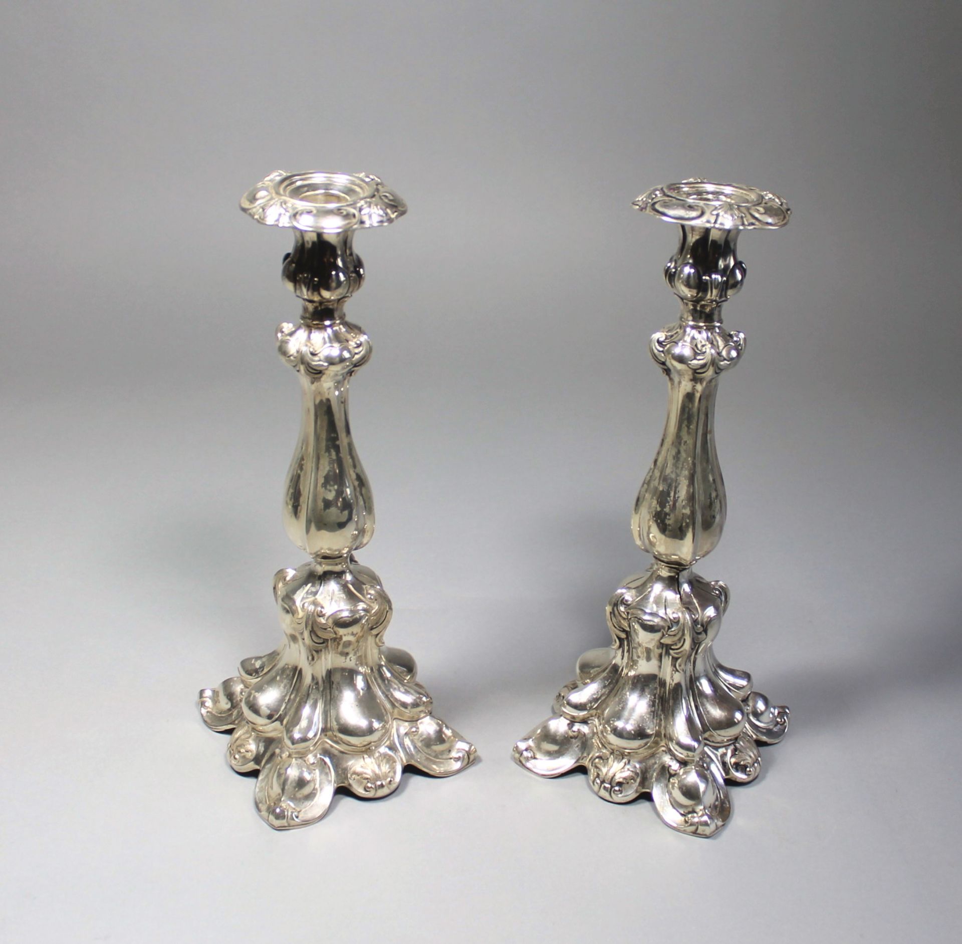 1 Paar Kerzenleuchter Silber (800/000), Barockstil, Punzen: Halbmond und Krone, Meisterpunze, 1