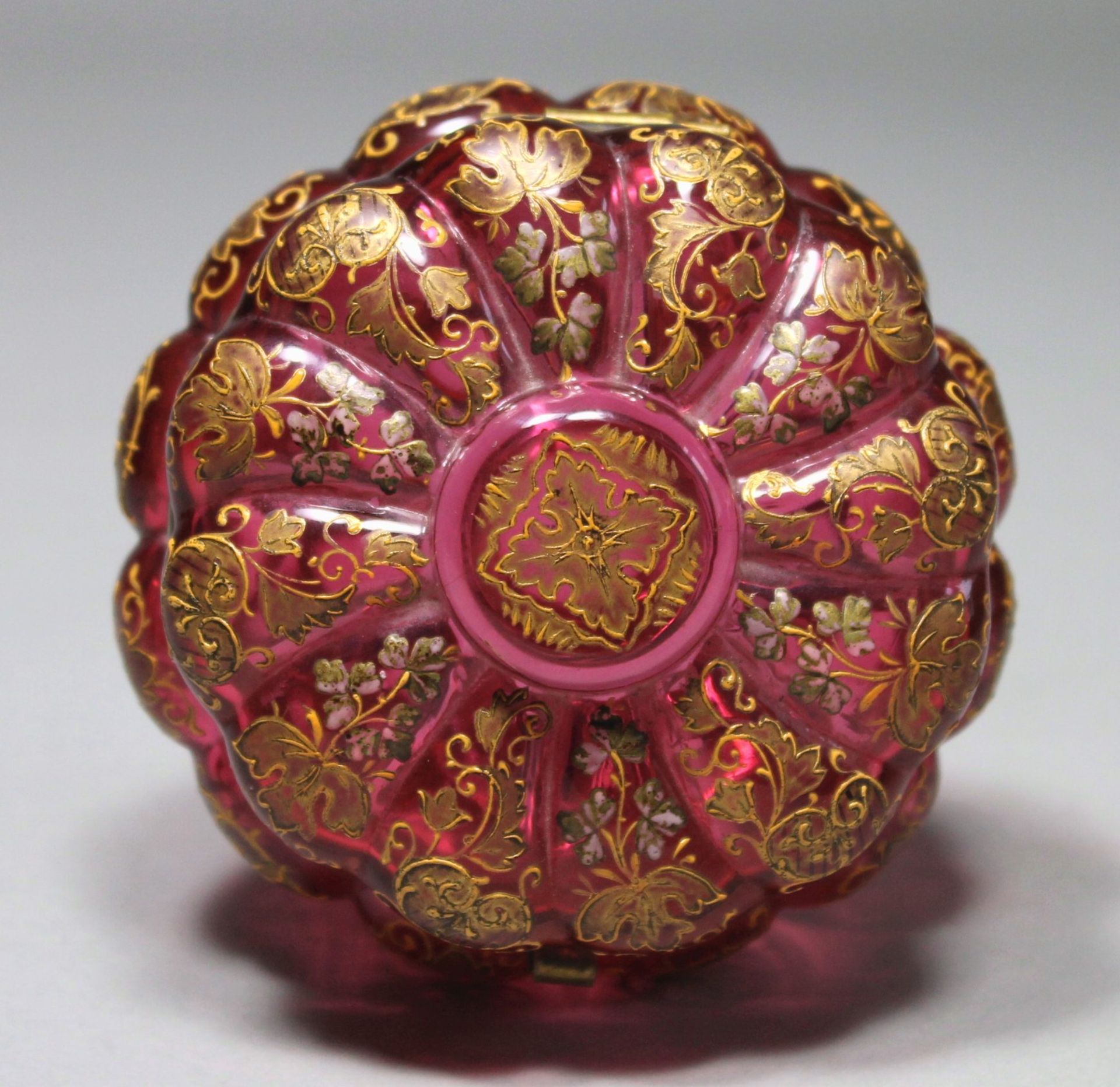 1 runde, dekorative Deckeldose, rosafarbenes Glas auf Messinggestell, Deckelrand und Schließe - Image 3 of 4