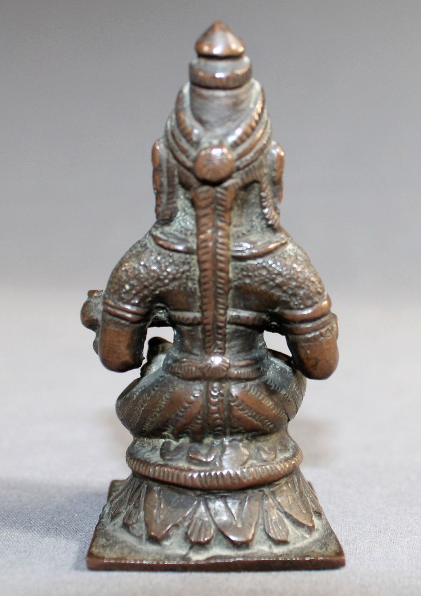 1 kleine Bronzefigur, Asien, H ca. 9cm, - Image 2 of 2