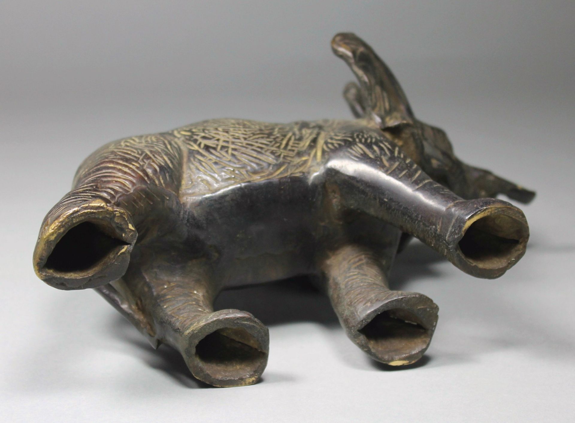 1 Bronzefigur "Elefant", sog. Glücks-Elefant, schwere Aussführung, ca. 22cm x 30cm x 14cm, - Bild 4 aus 4