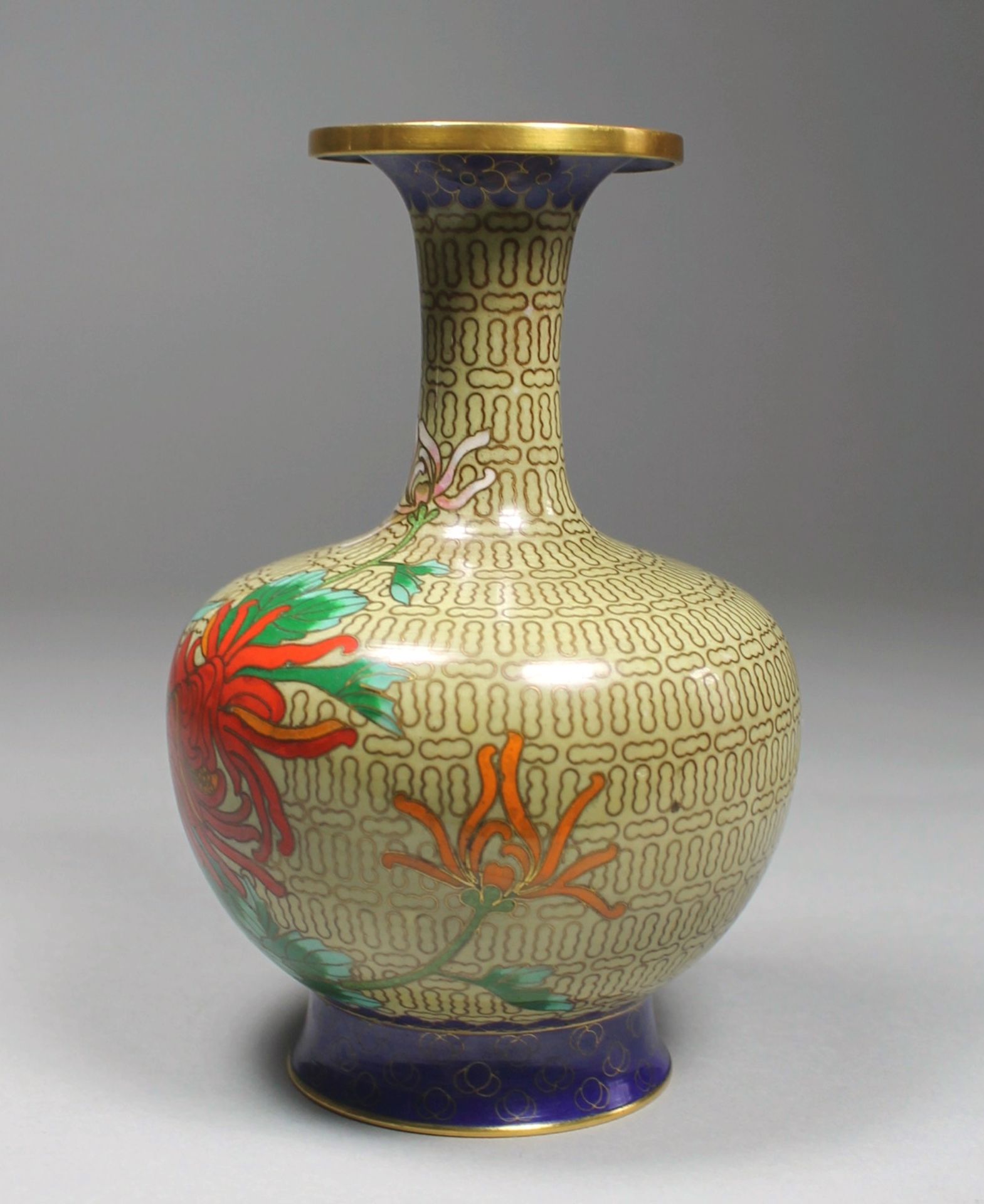 1 Cloisonné-Vase Messing/Emaille, polychromer floraler Dekor auf beigem Untergrund, eingezogener - Bild 2 aus 4