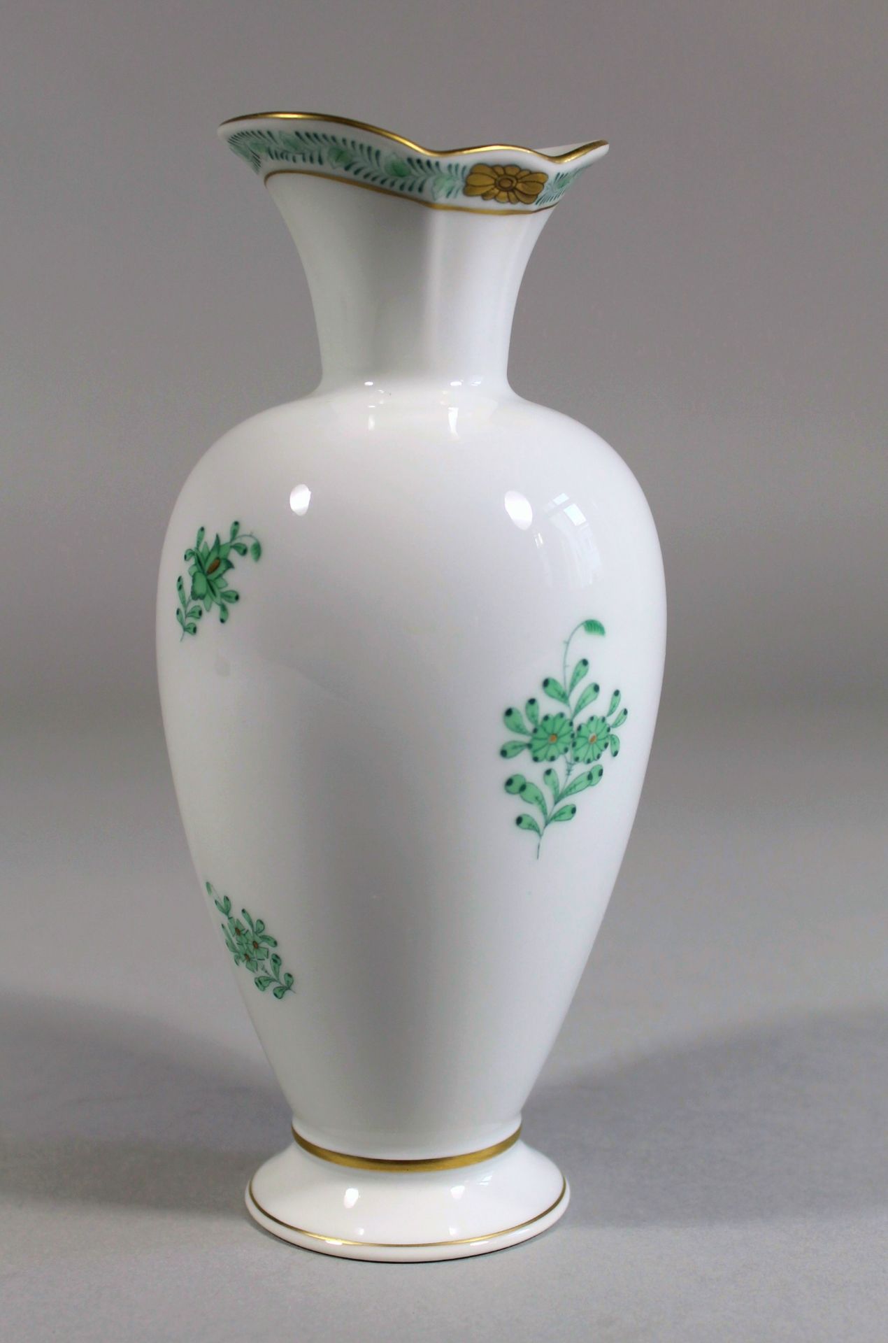 1 Vase Porzellan "Herend", Apponydekor in grün, Goldstaffage, aufglasur, H ca. 19,5cm, - Image 2 of 2