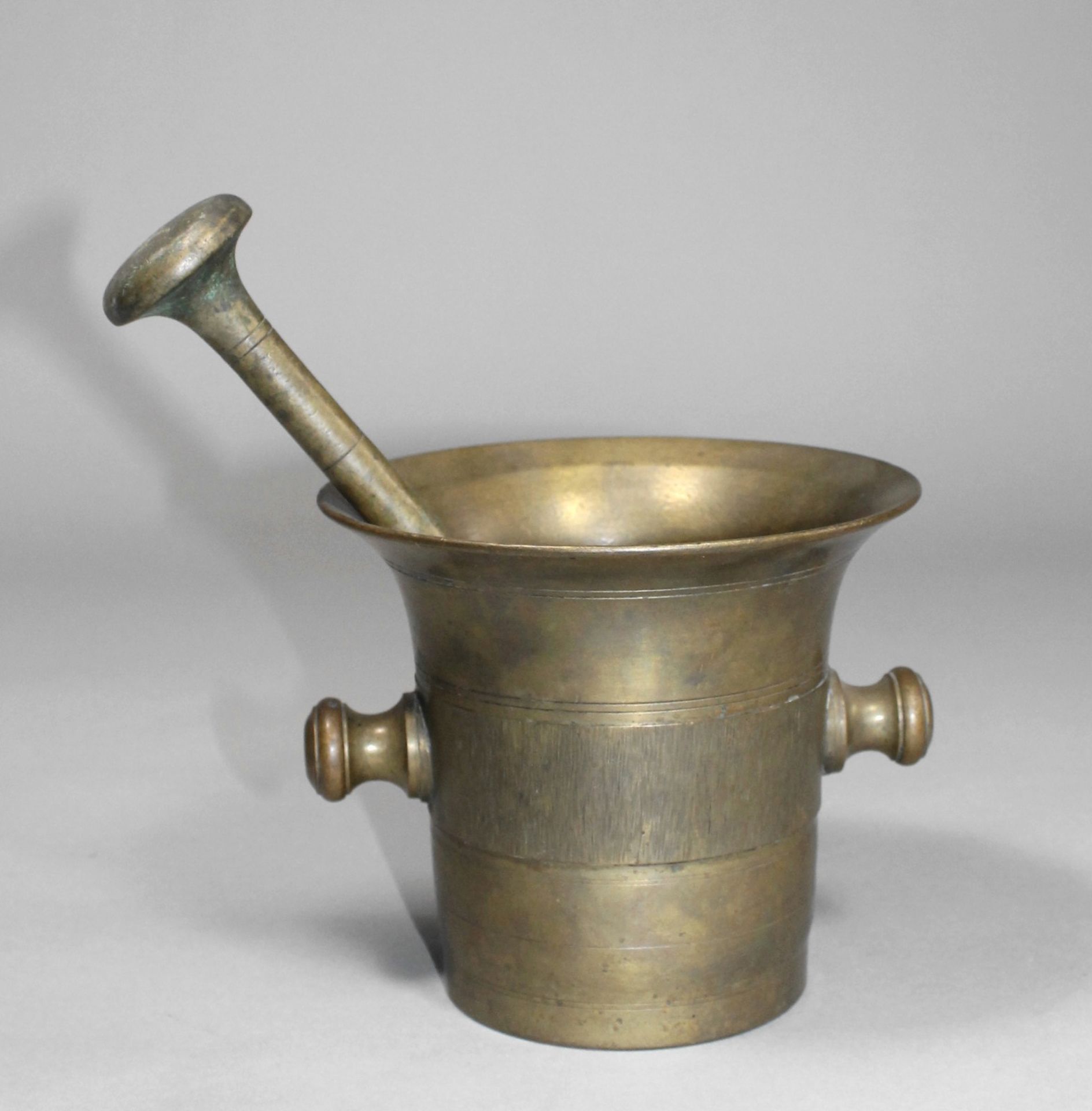 1 Mörser Bronze, Glockenguss, mit Pistell, H ca. 14cm, 19.Jhd.,