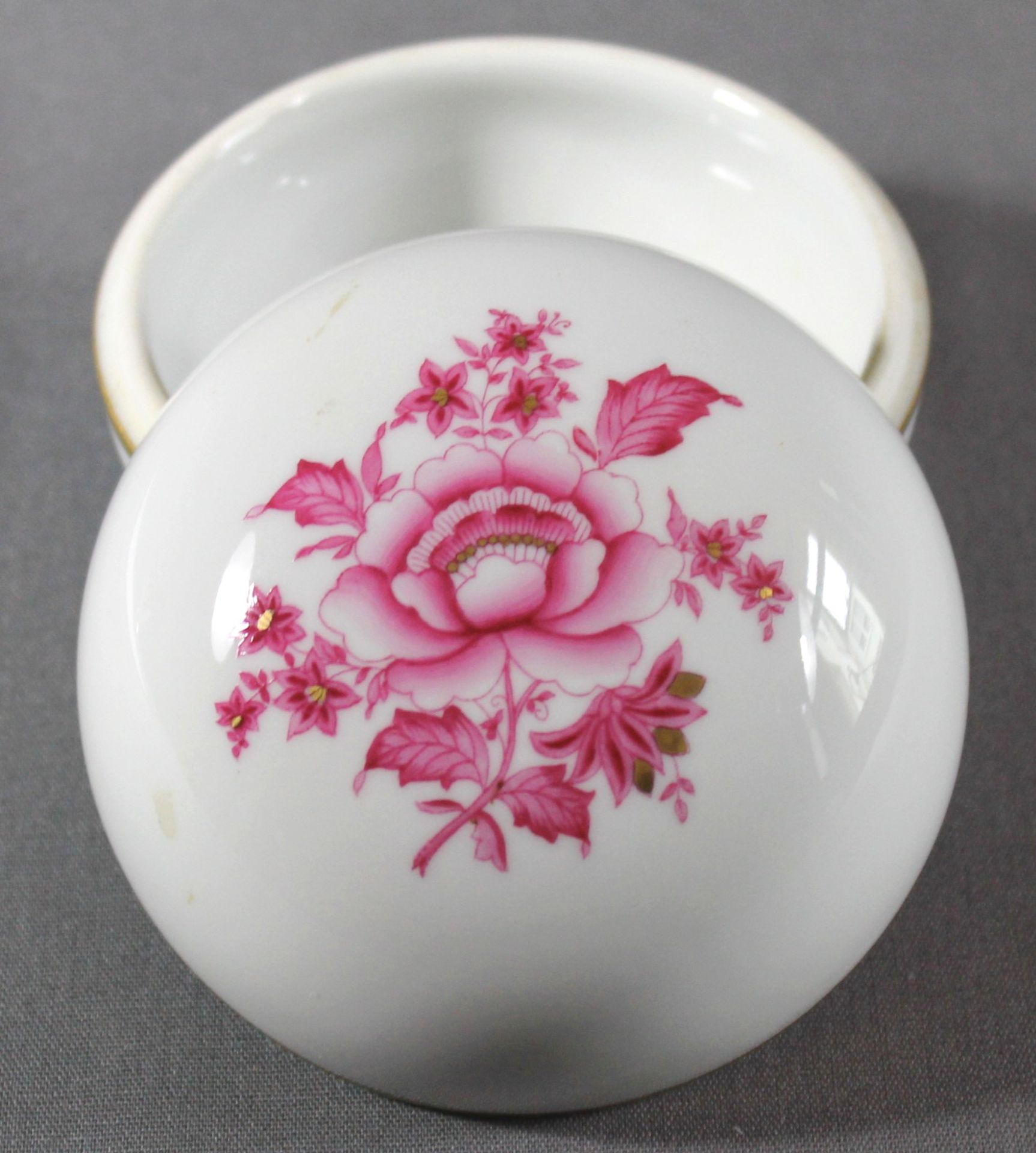 1 kleine runde Deckeldose Porzellan „Herend“, Blumendekor in purpur mit Goldstaffage auf Glasur, H - Image 2 of 2