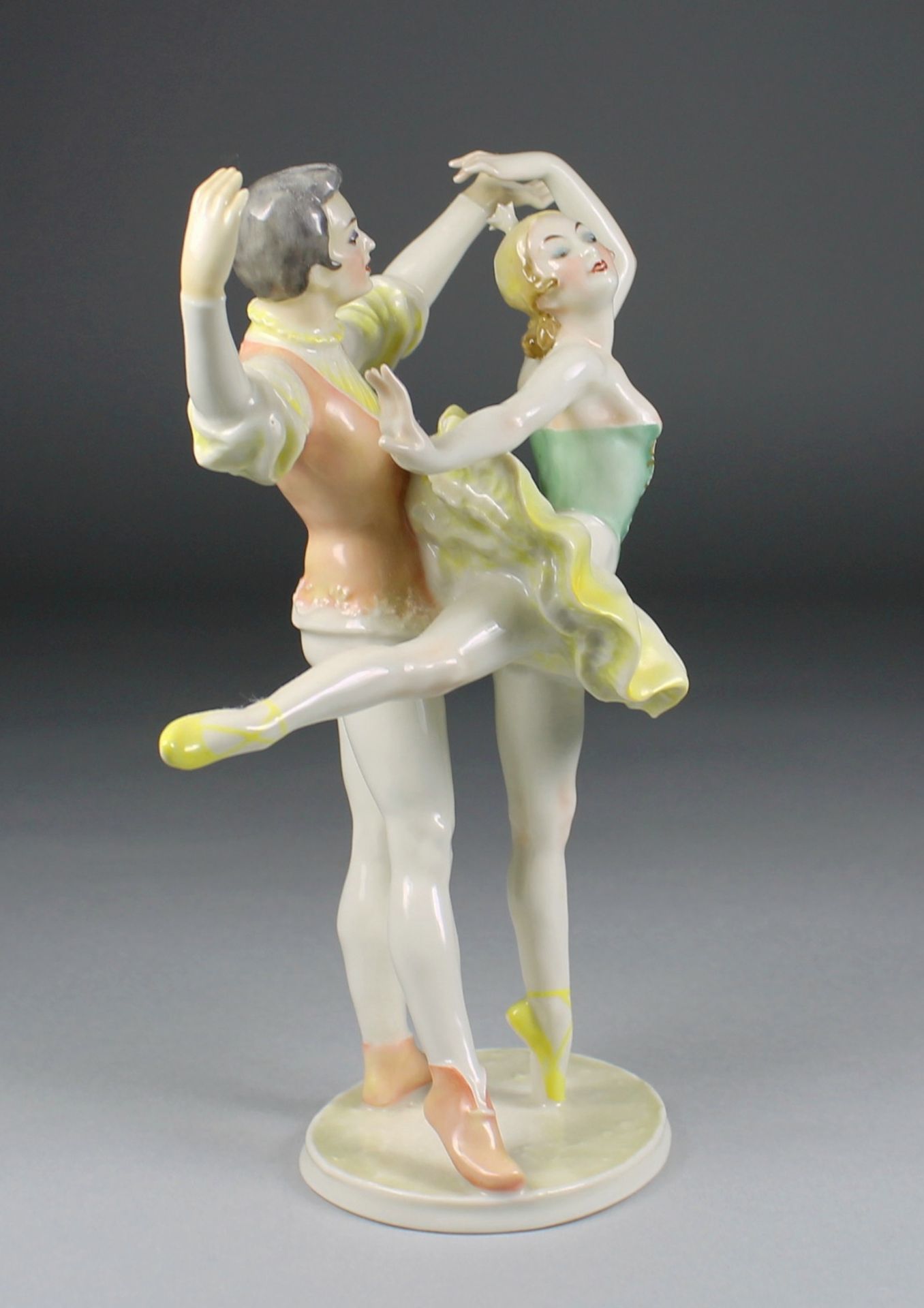 1 Porzellangruppe "Tanzpaar, Hutschenreuther", nach 1969, tanzendes Paar polychrom staffiert auf - Image 4 of 4