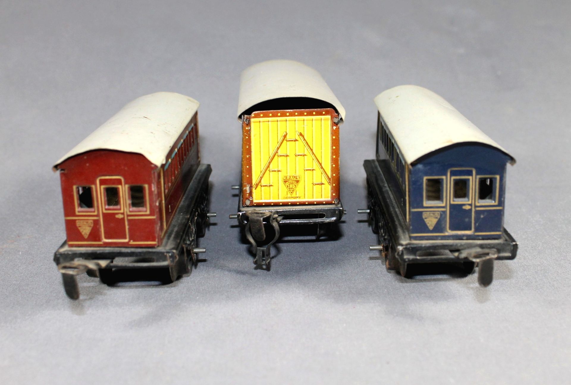 2 Personenwagen, rot und blau lithographiert und 1 Güterwagen mit 2 Türen zum öffnen, gelb-schwarz - Image 2 of 2