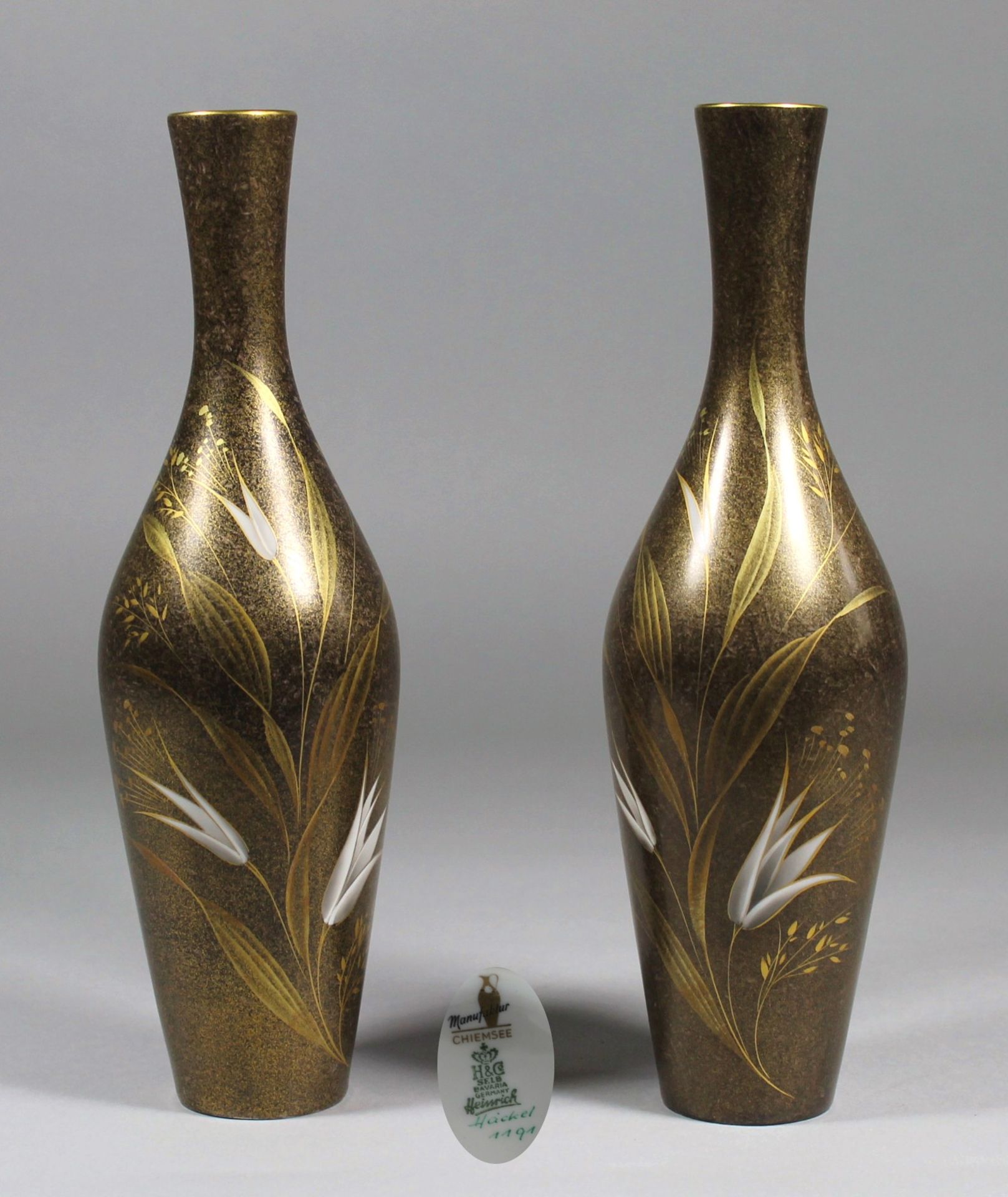 1 Paar Vasen in Flaschenform, Porzellan "H&G Heinrich, Manufaktur Chiemsee", signiert und nummeriert