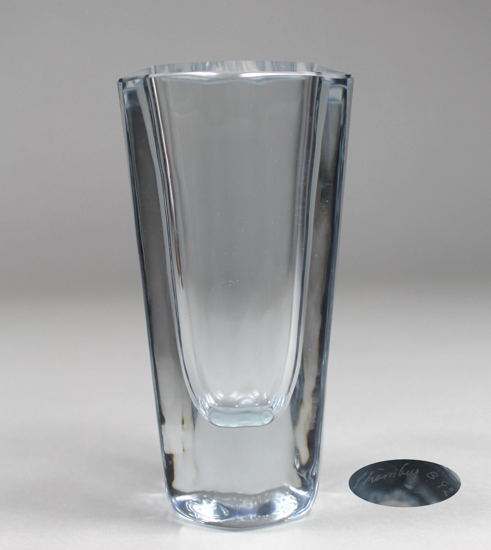 1 kleine Vase, Klarglas, schwere Ausführung, am Boden signiert und datiert ´92, H ca. 15cm, D ca.