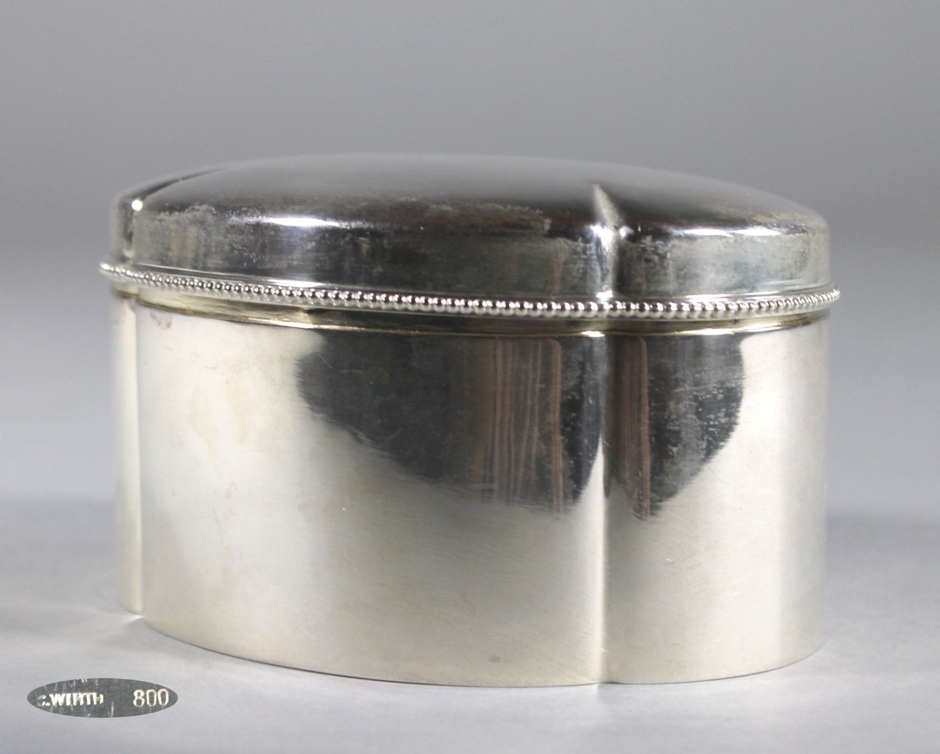 1 ovale Dose Silber (800/000), mit Juwelierpunze G. Wirth, passig geschweifte Form, Deckel und