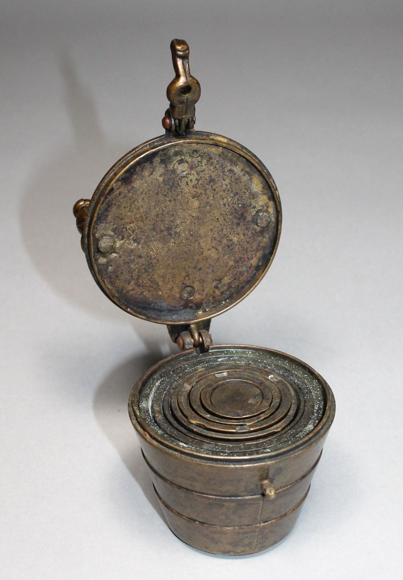 1 Apotheker-Gewichtssatz Bronze, H ca. 16cm, D ca. 9cm, - Bild 2 aus 2