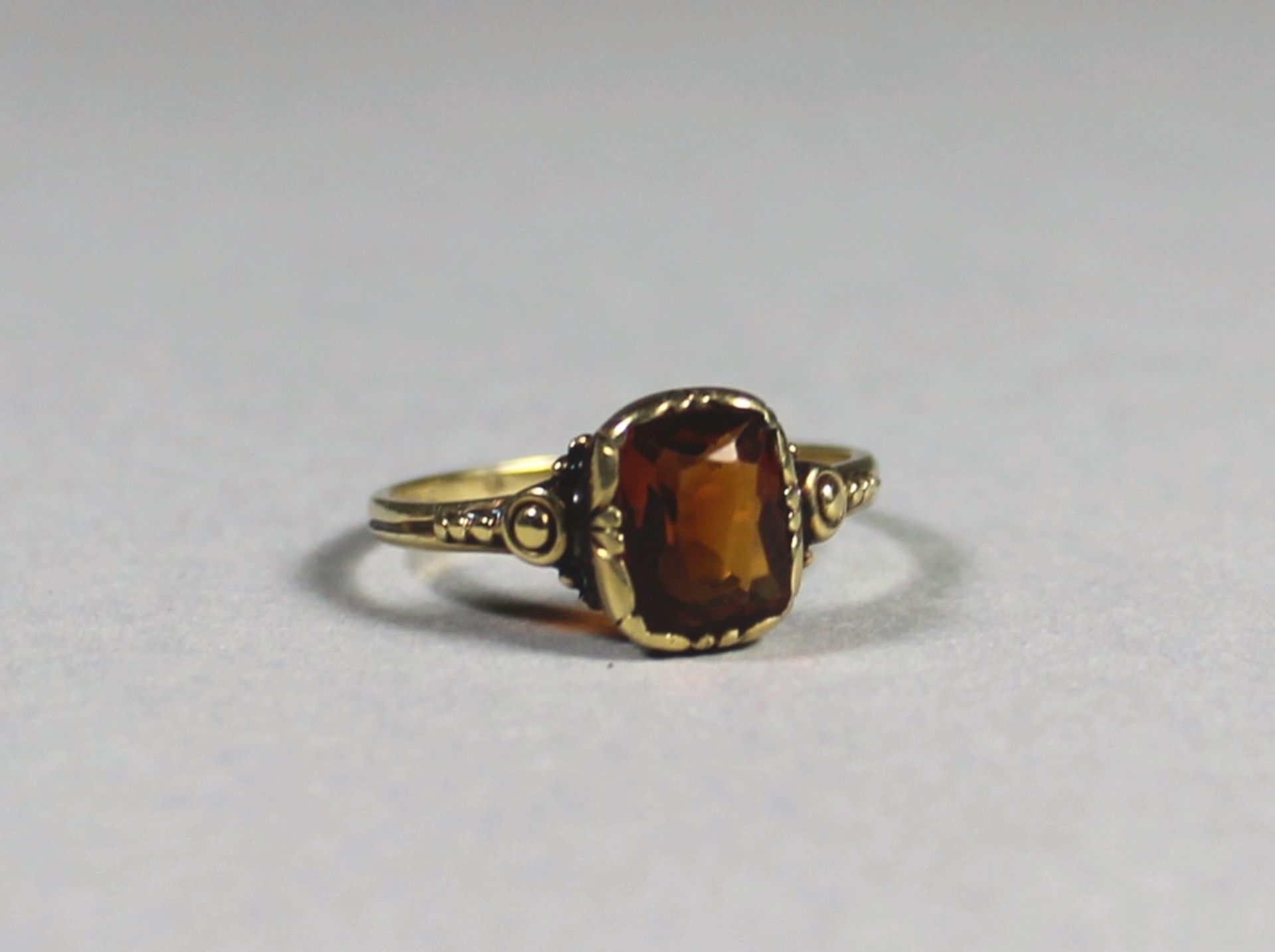 1 alter Ring 14kt.Gg (585/000), schön gestalteter Ringkopf besetzt mit honigfarbenem Stein, RG