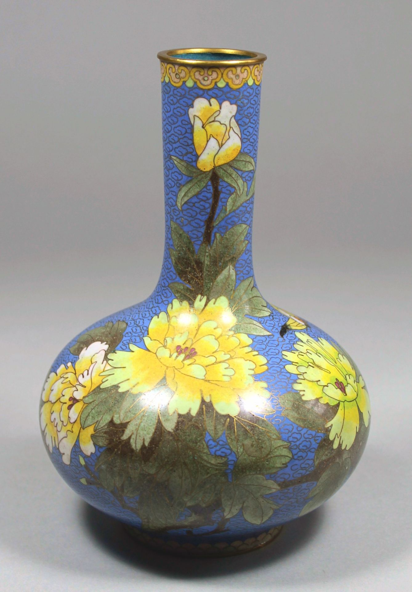 1 Cloisonné-Vase Messing/Emaille, polychromer floraler Dekor mit Schmetterling auf hellblauem