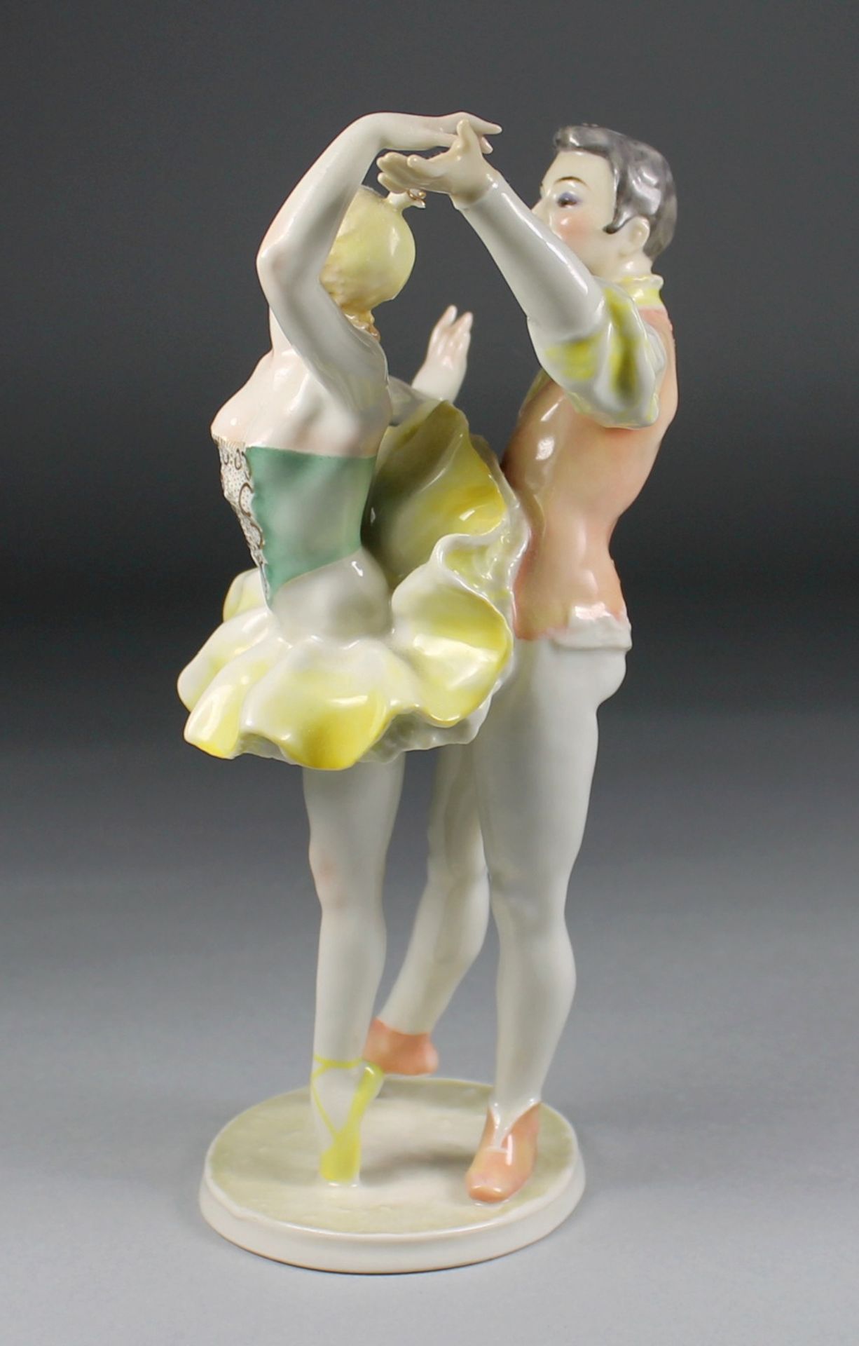 1 Porzellangruppe "Tanzpaar, Hutschenreuther", nach 1969, tanzendes Paar polychrom staffiert auf - Image 2 of 4