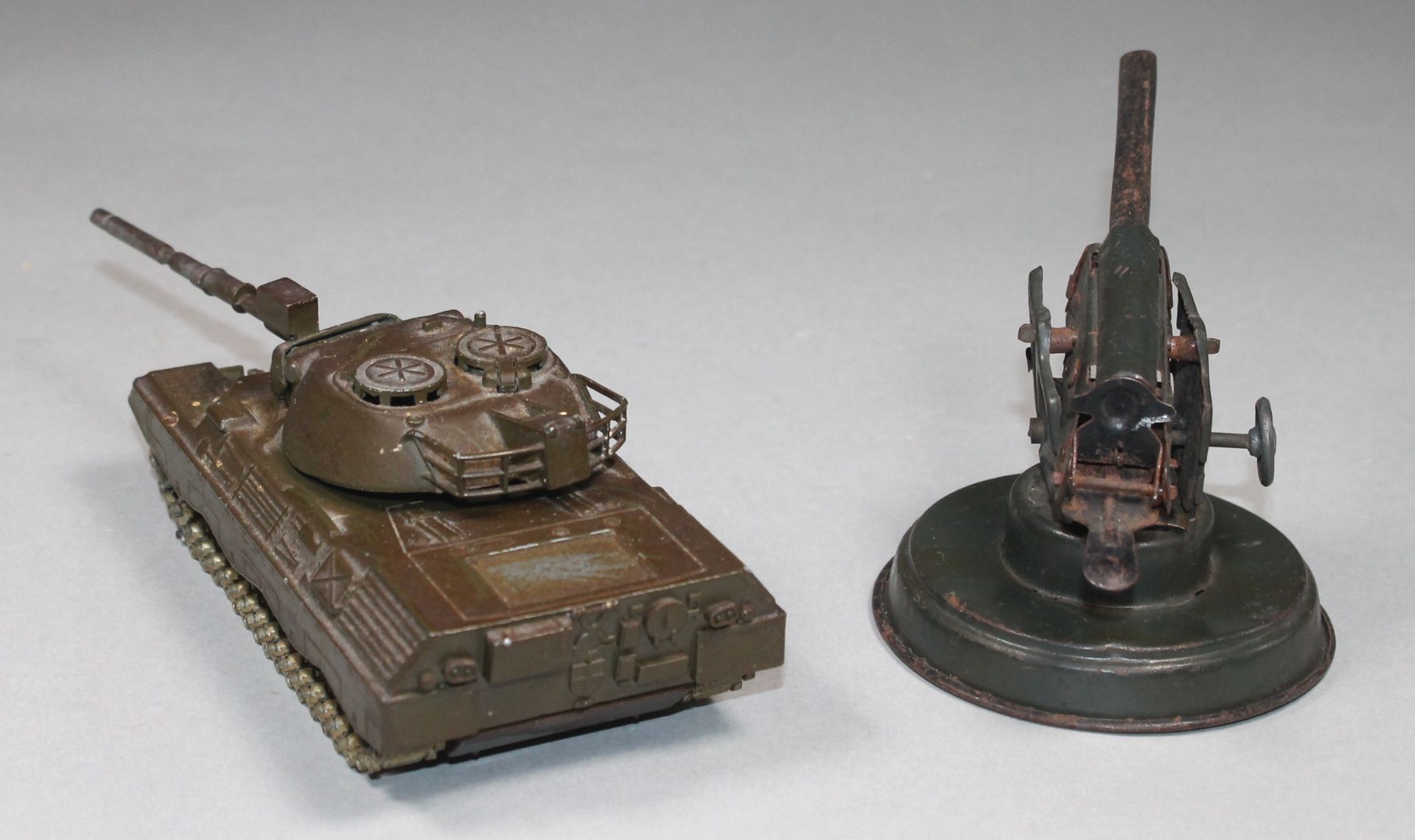 1 kleiner Panzer "Solido, France, KpZ Leopard no.243 12-1974" und 1 Flagg, bespielt, - Image 3 of 4