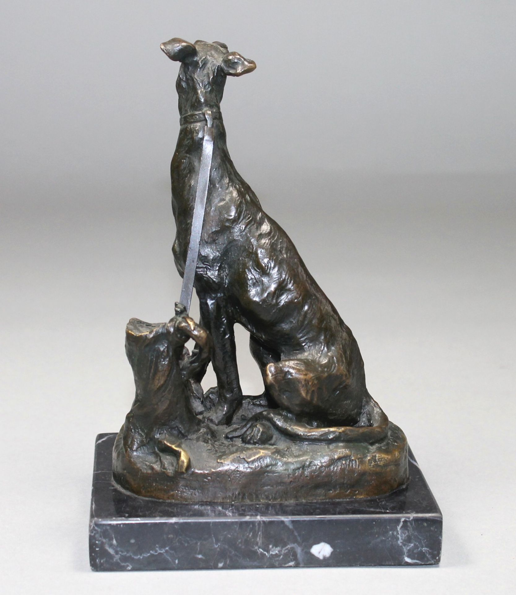 1 Bronzefigur auf Marmorplinthe "sitzender Windhund, angeleint an einem Baumstumpf", Bronze - Bild 3 aus 4