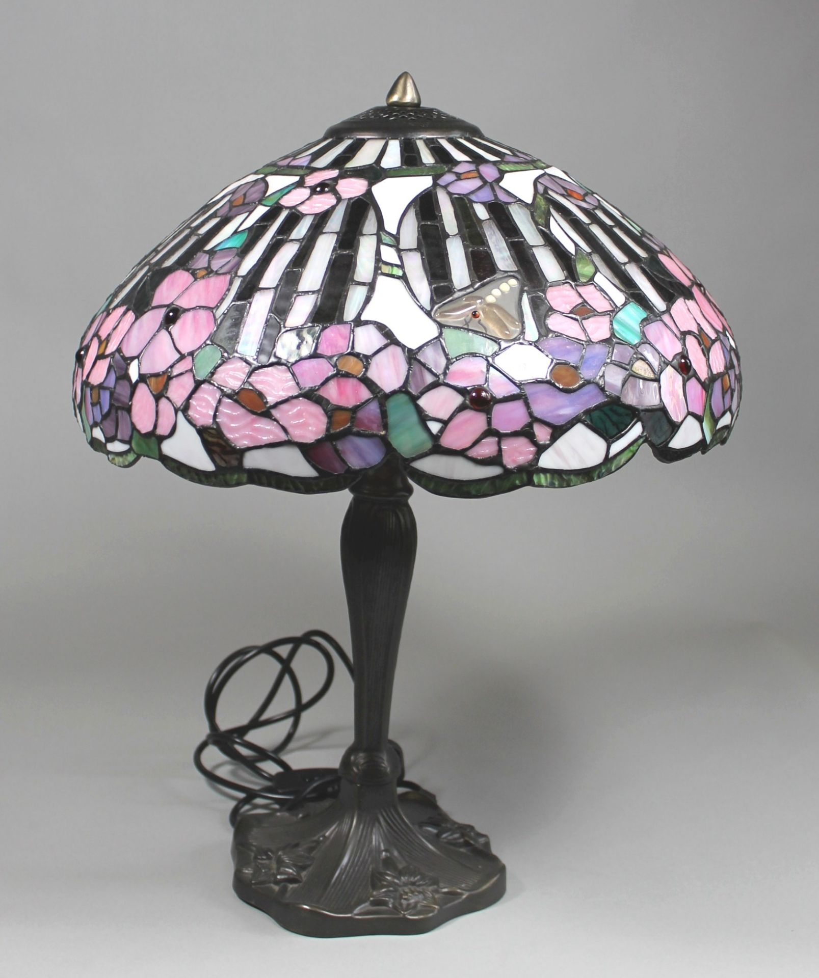 1 Tischlampe mit Metallfuß, Glaschirm im Tiffany-Stil, H ca. 50cm, Funktion nicht geprüft,