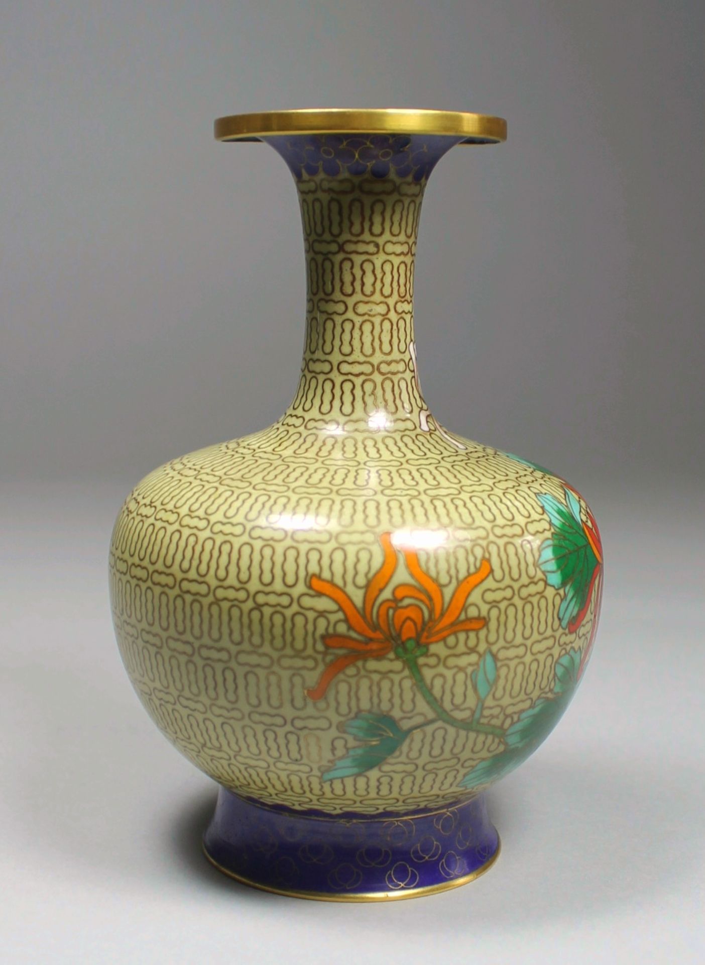 1 Cloisonné-Vase Messing/Emaille, polychromer floraler Dekor auf beigem Untergrund, eingezogener - Bild 4 aus 4