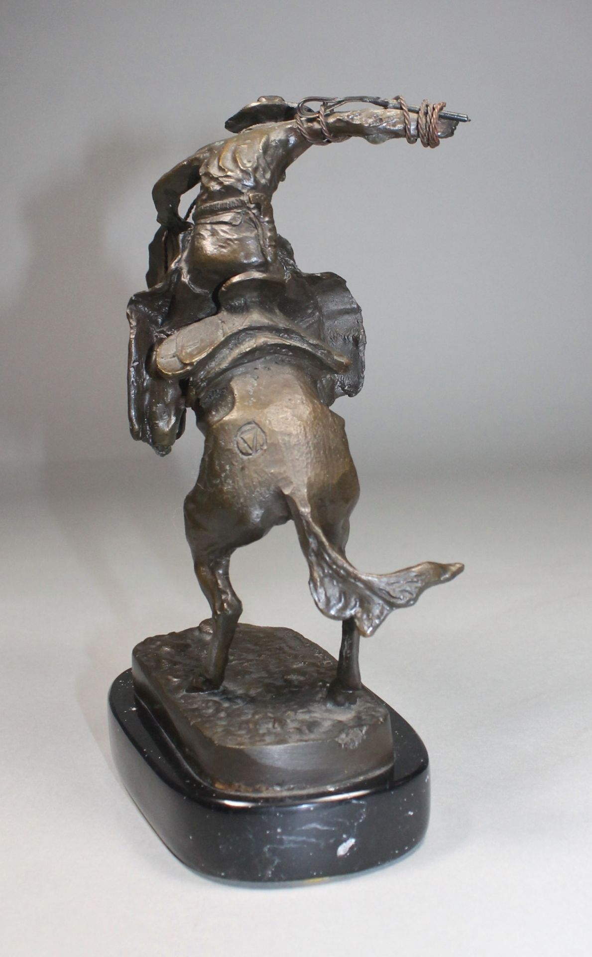 1 Bronzefigur auf ovaler Marmorplinthe "The Bronco Buster by Frederic Remington", mit Zertifikat, - Image 5 of 6