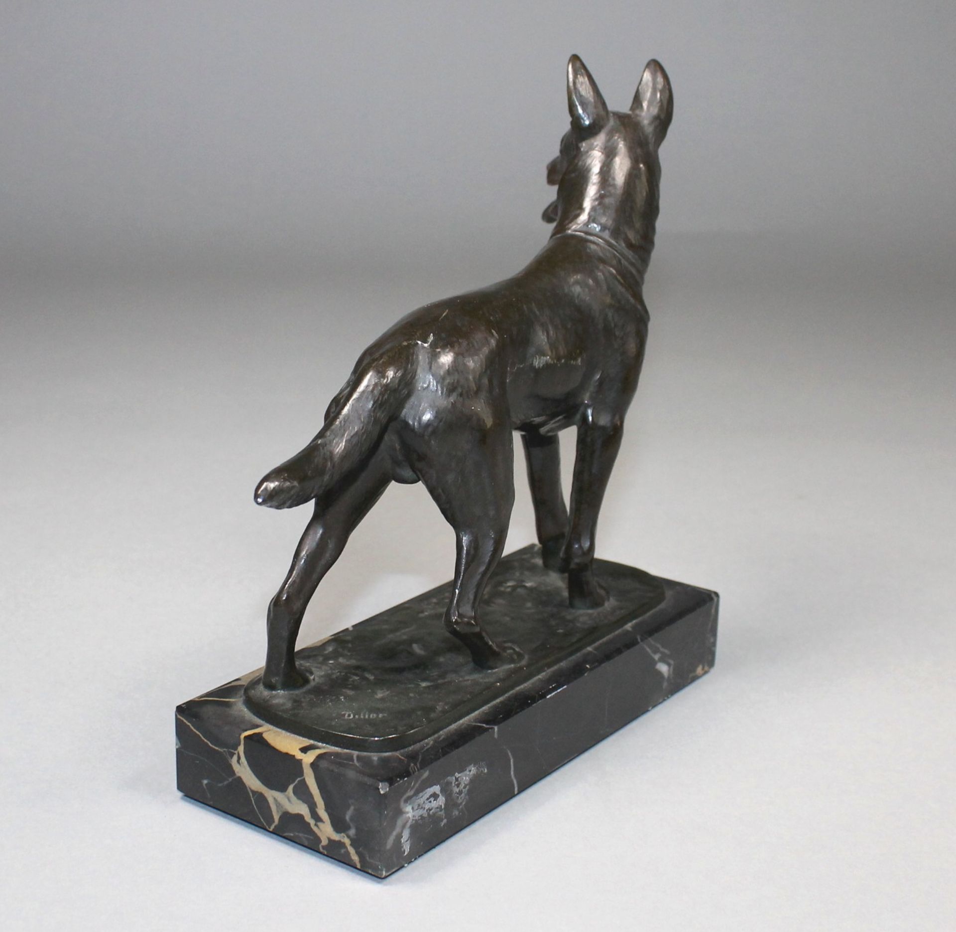 1 Bronzefigur auf schwarzer Marmorplinthe "deutscher Schäferhund mit zur Seite gewendetem Kopf", - Image 3 of 3