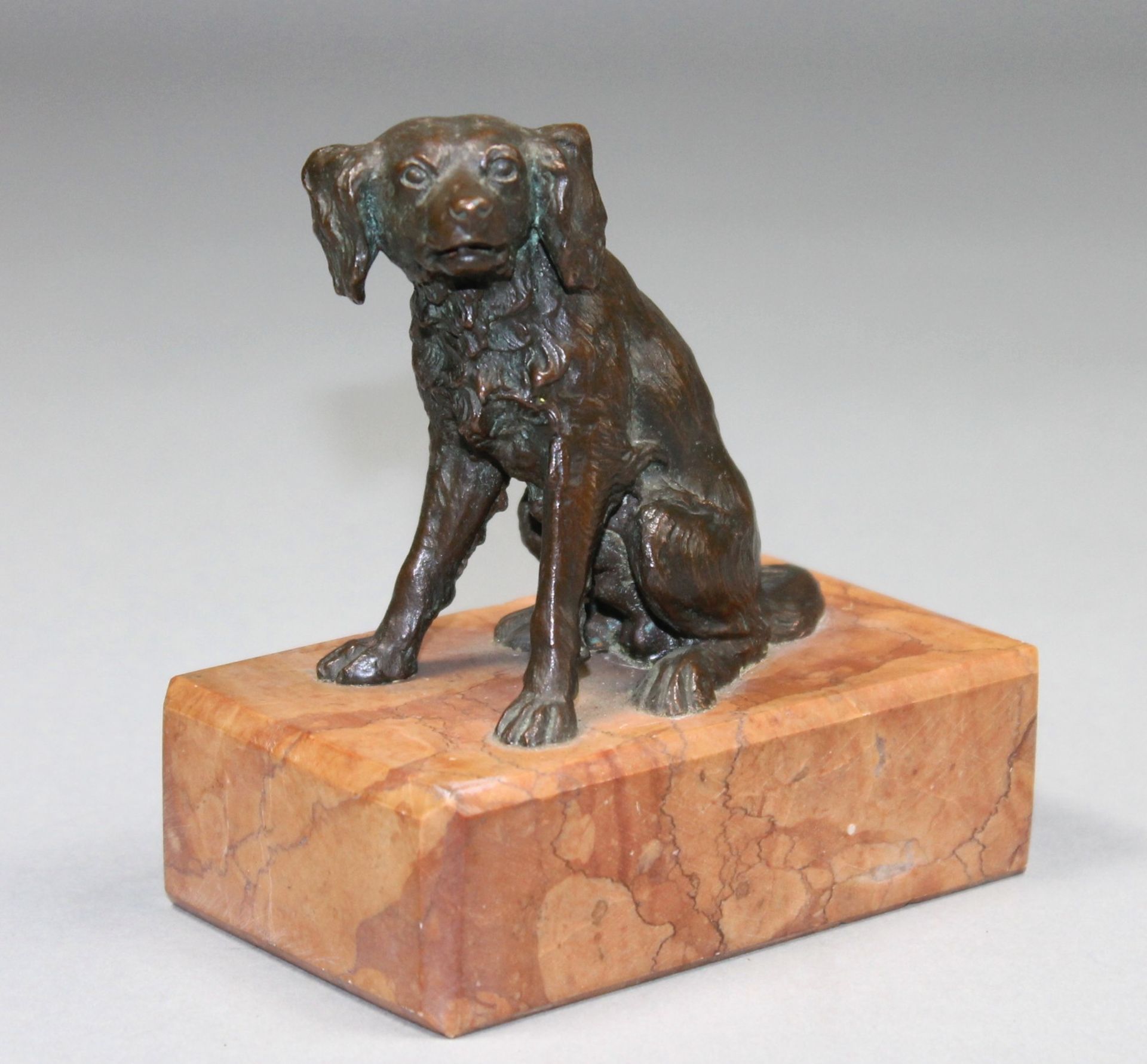 1 kleine Bronzefigur auf Marmorplinthe montiert "sitzender Hund", keine Signatur erkennbar, ca. 12cm