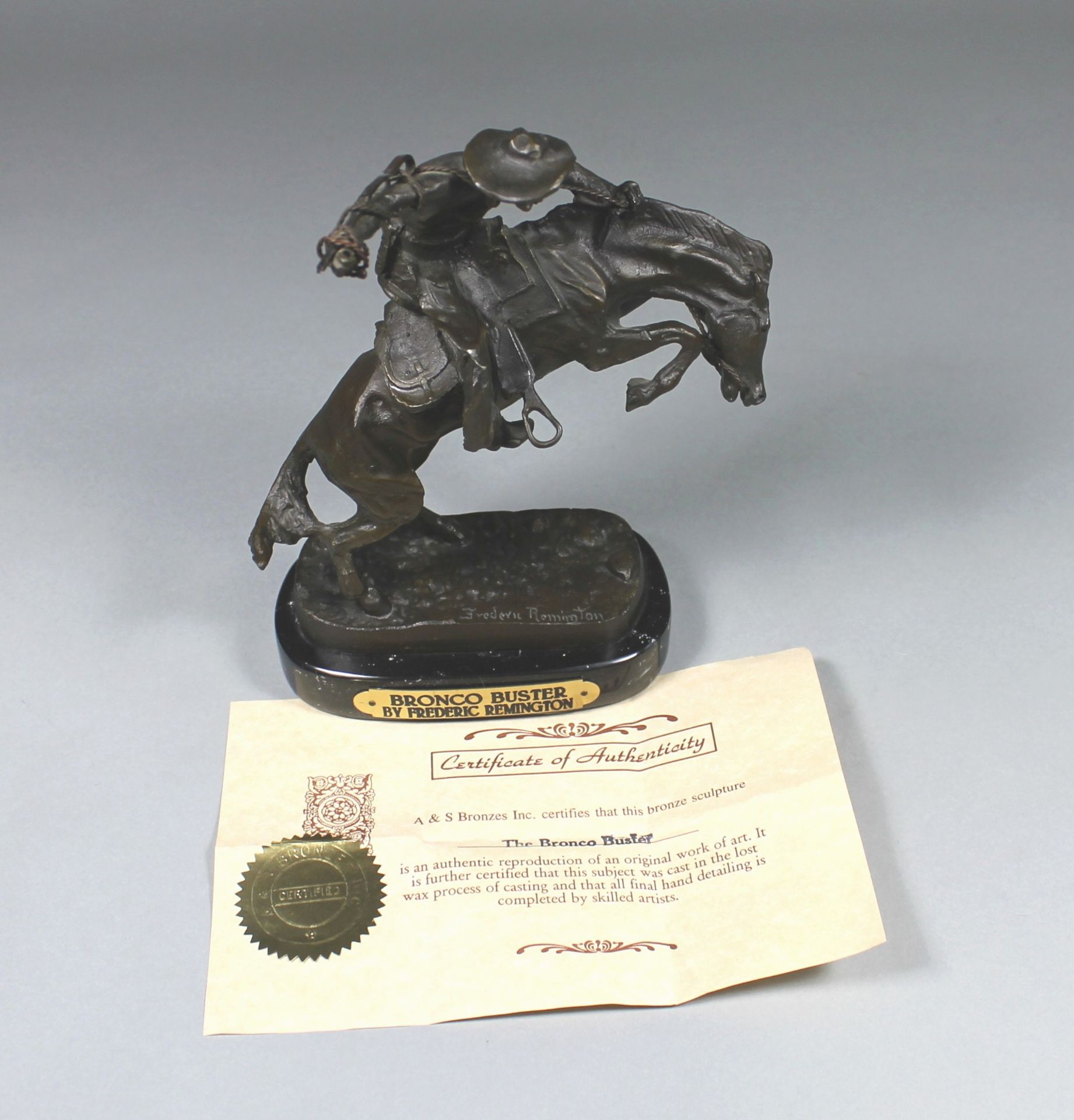 1 Bronzefigur auf ovaler Marmorplinthe "The Bronco Buster by Frederic Remington", mit Zertifikat,
