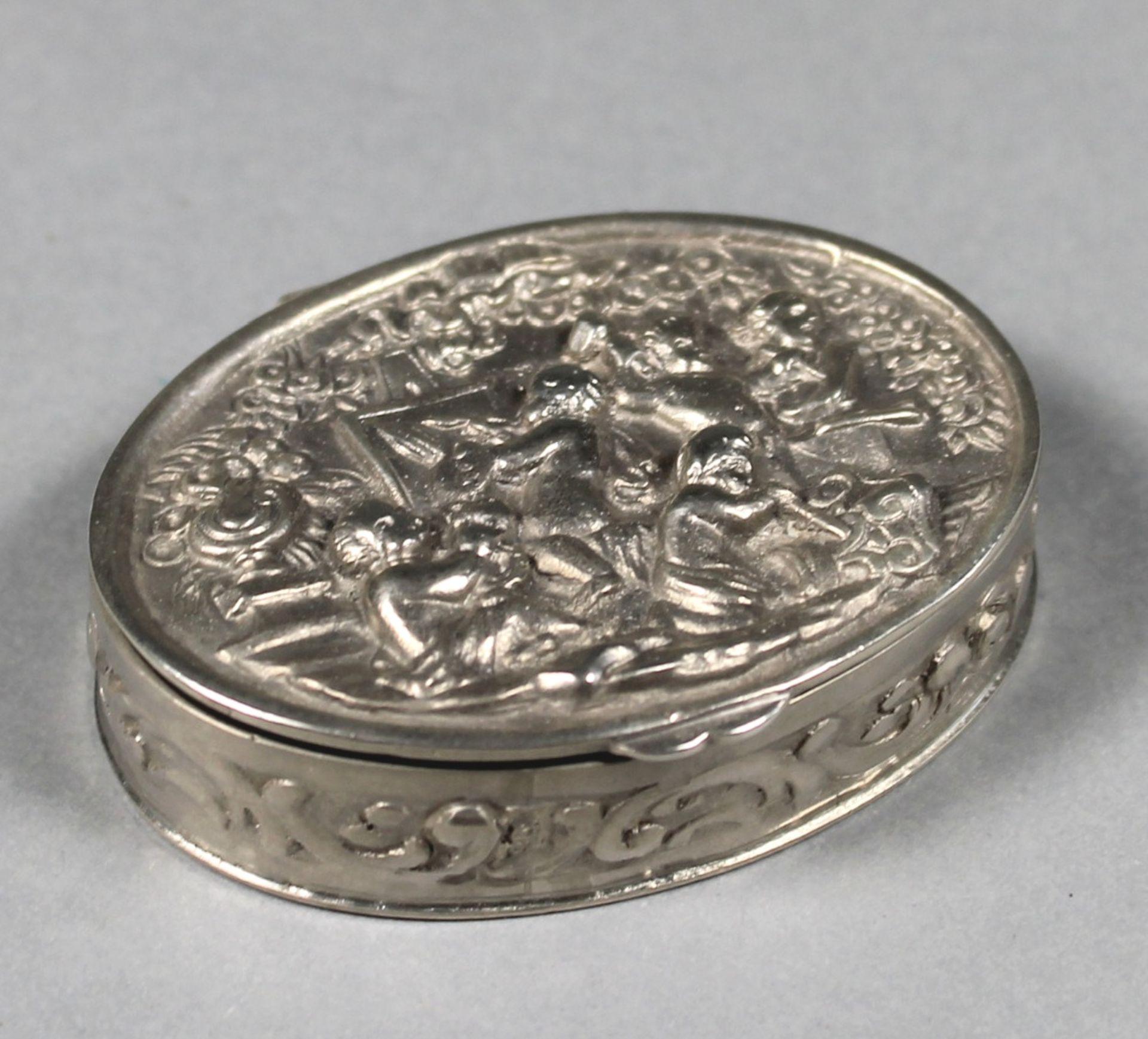 1 kleine Pillendose Silber (800/000), punziert, Deckel mit erhabenem Amorettendekor, Wandung mit - Image 2 of 2