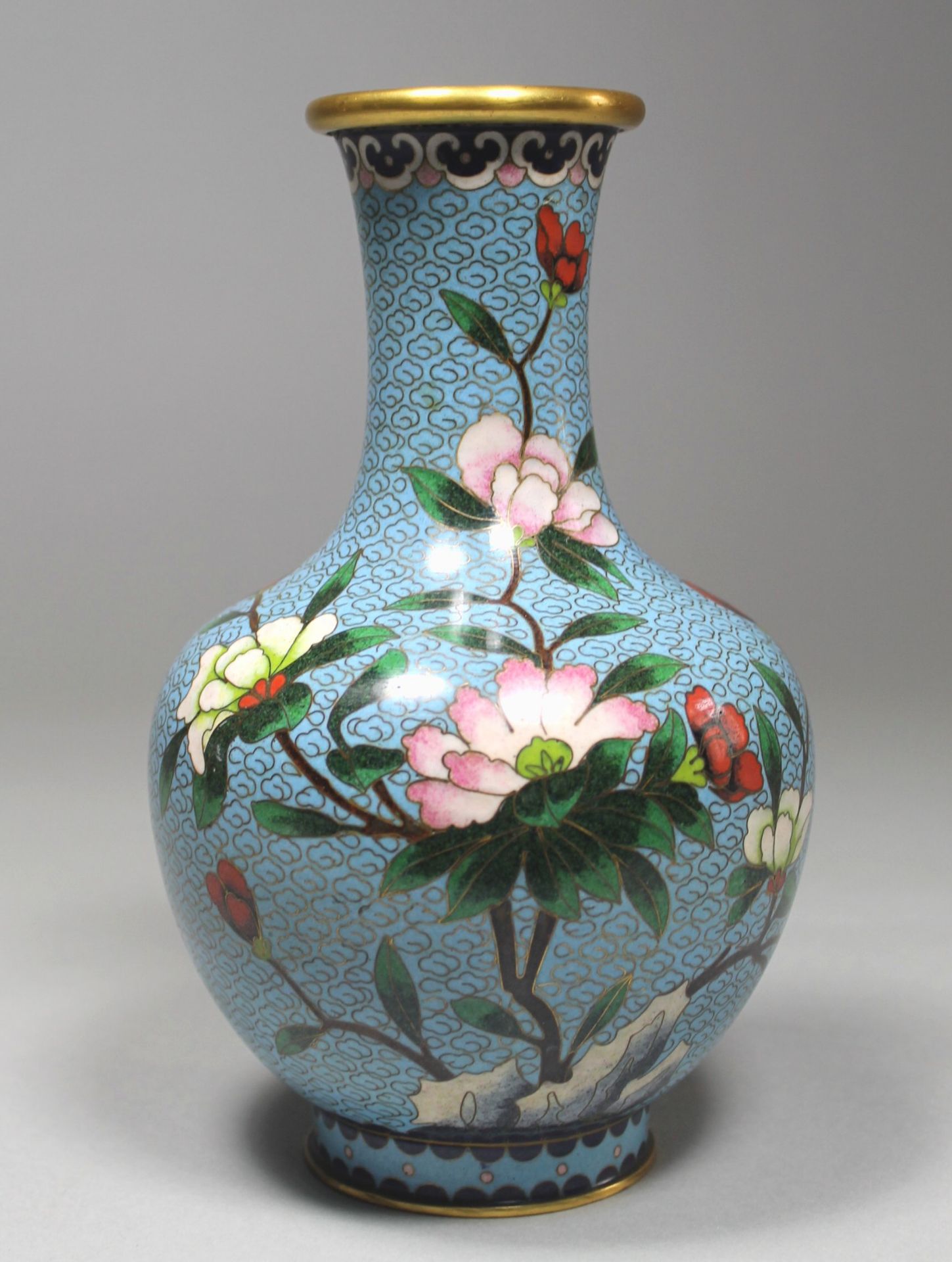 1 Cloisonné-Vase Messing/Emaille, polychromer floraler Dekor auf hellblauem Untergrund, eingezogener