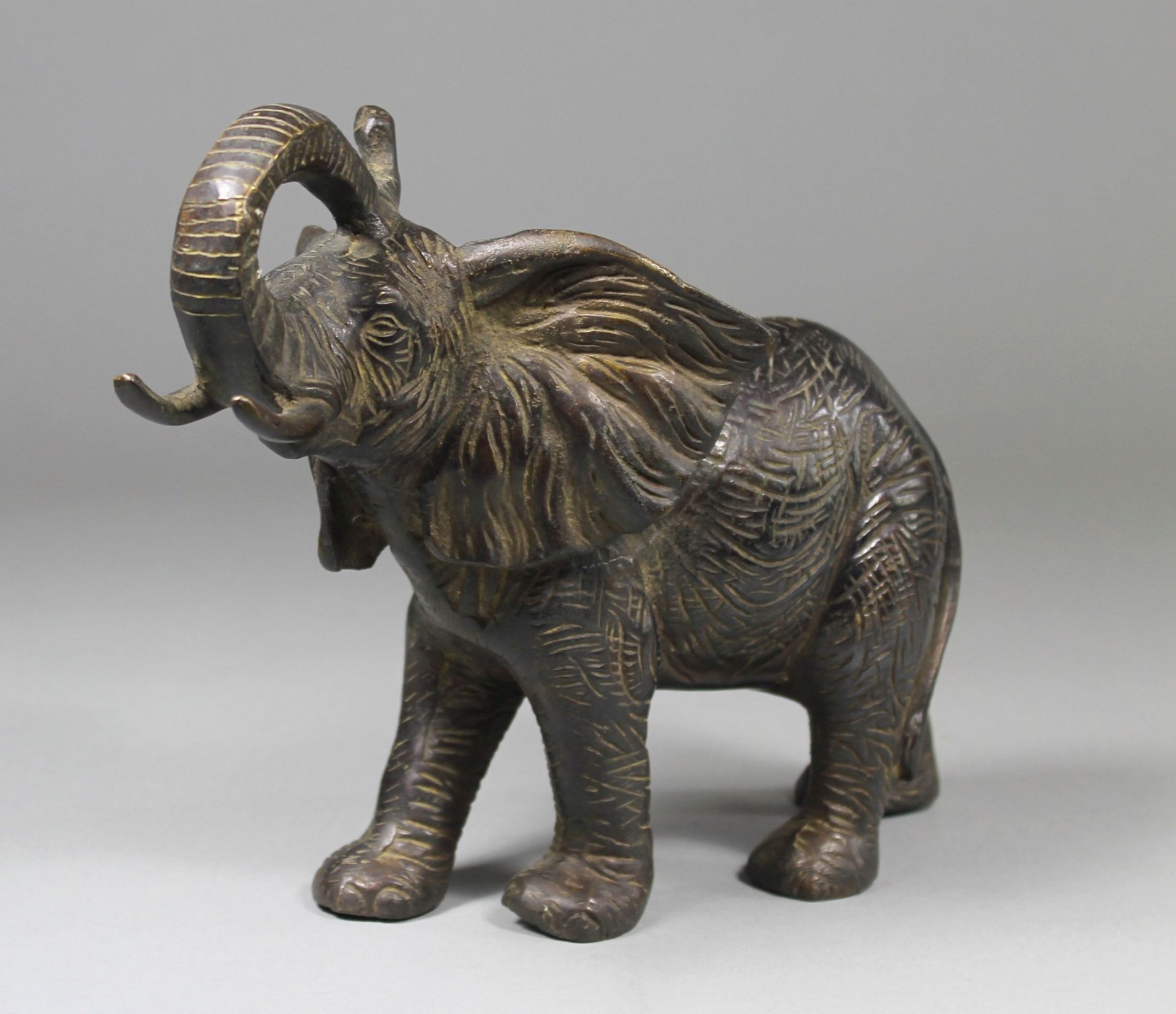 1 Bronzefigur "Elefant", sog. Glücks-Elefant, schwere Aussführung, ca. 22cm x 30cm x 14cm,