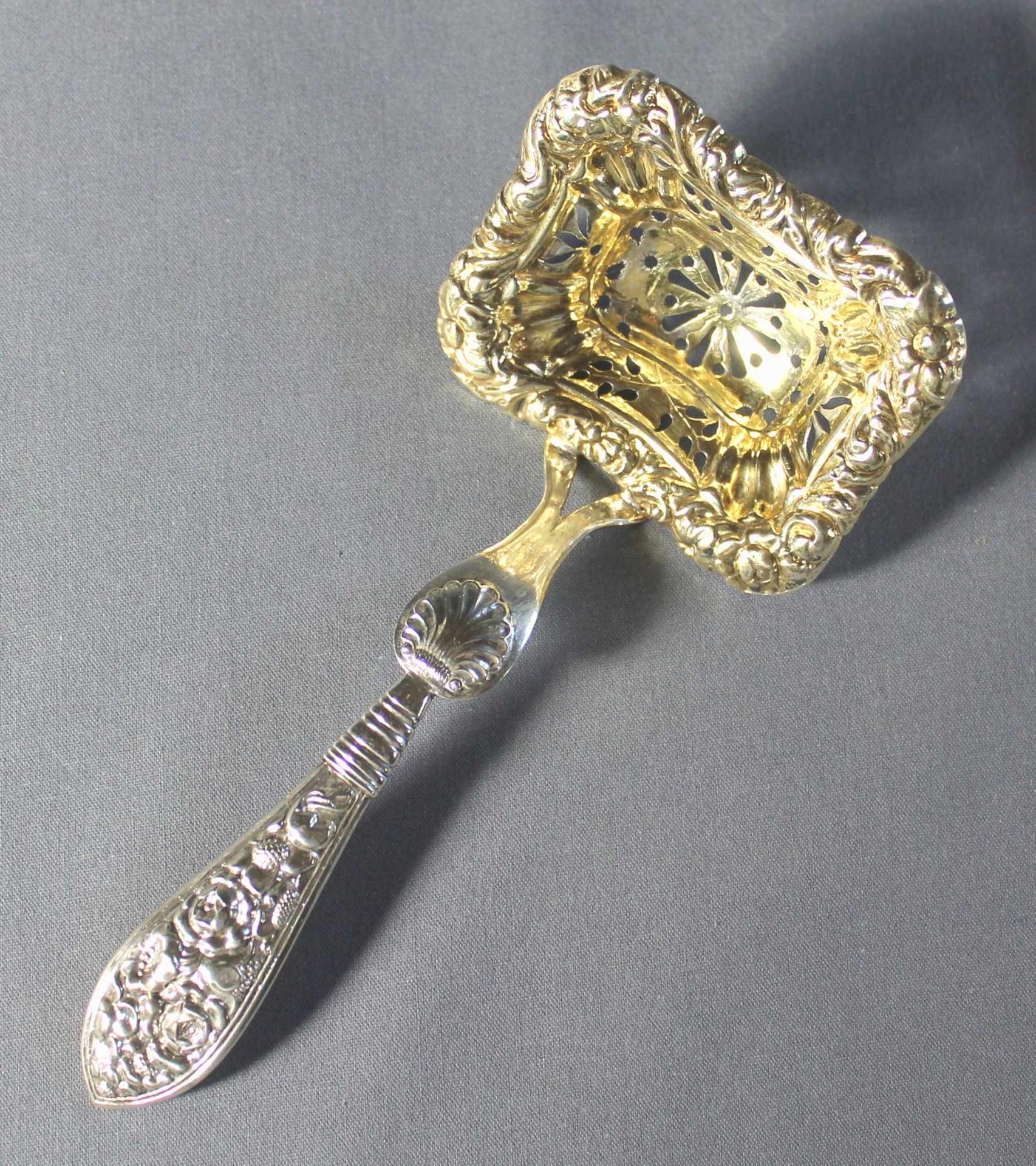 1 Zucker-Streulöffel Silber, Laffe vergoldet, reich verziert mit geprägtem Dekor, um 1880,