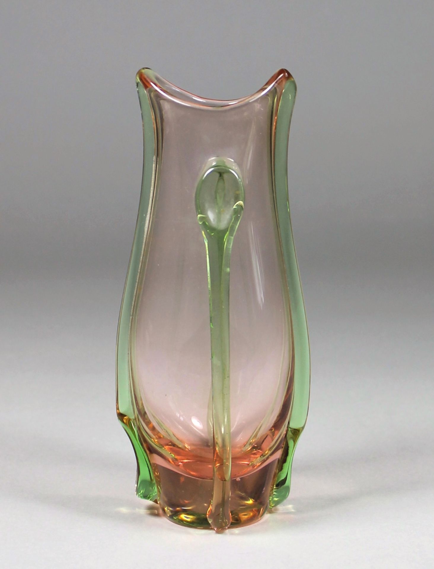 1 Vase Glas, roséfarbenes Glas im Verlauf, mit aufgeschmolzenen Rändern in Hellgrün, 50iger Jahre, H