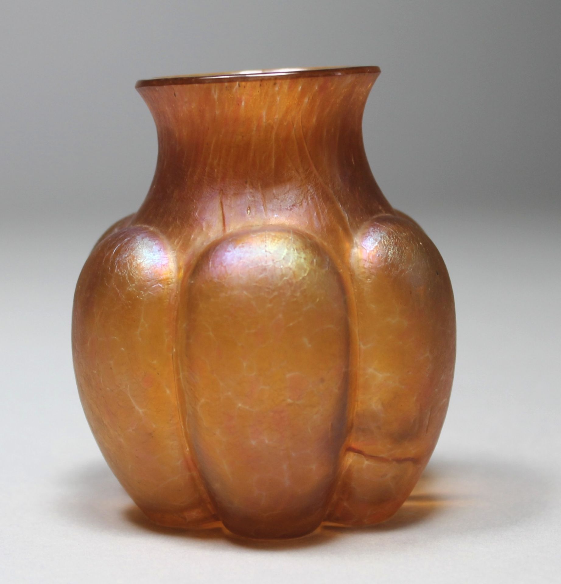 1 kleine Vase Glas, irisierend, Jugendstil, H ca. 10cm, D ca. 5cm, - Bild 2 aus 2