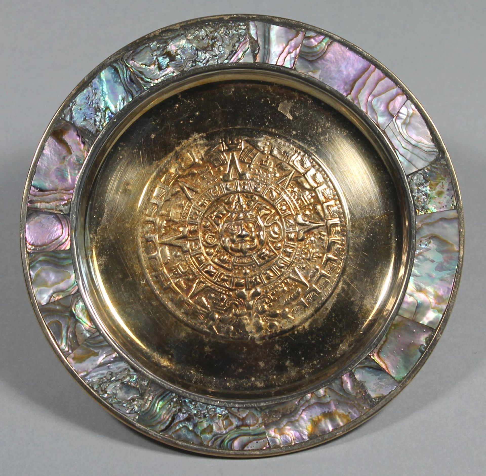 1 kleiner Wandteller Silber, Mexiko, Spiegel mit Reliefdekor, Rand mit Perlmutteinlagen, D ca. 16cm,