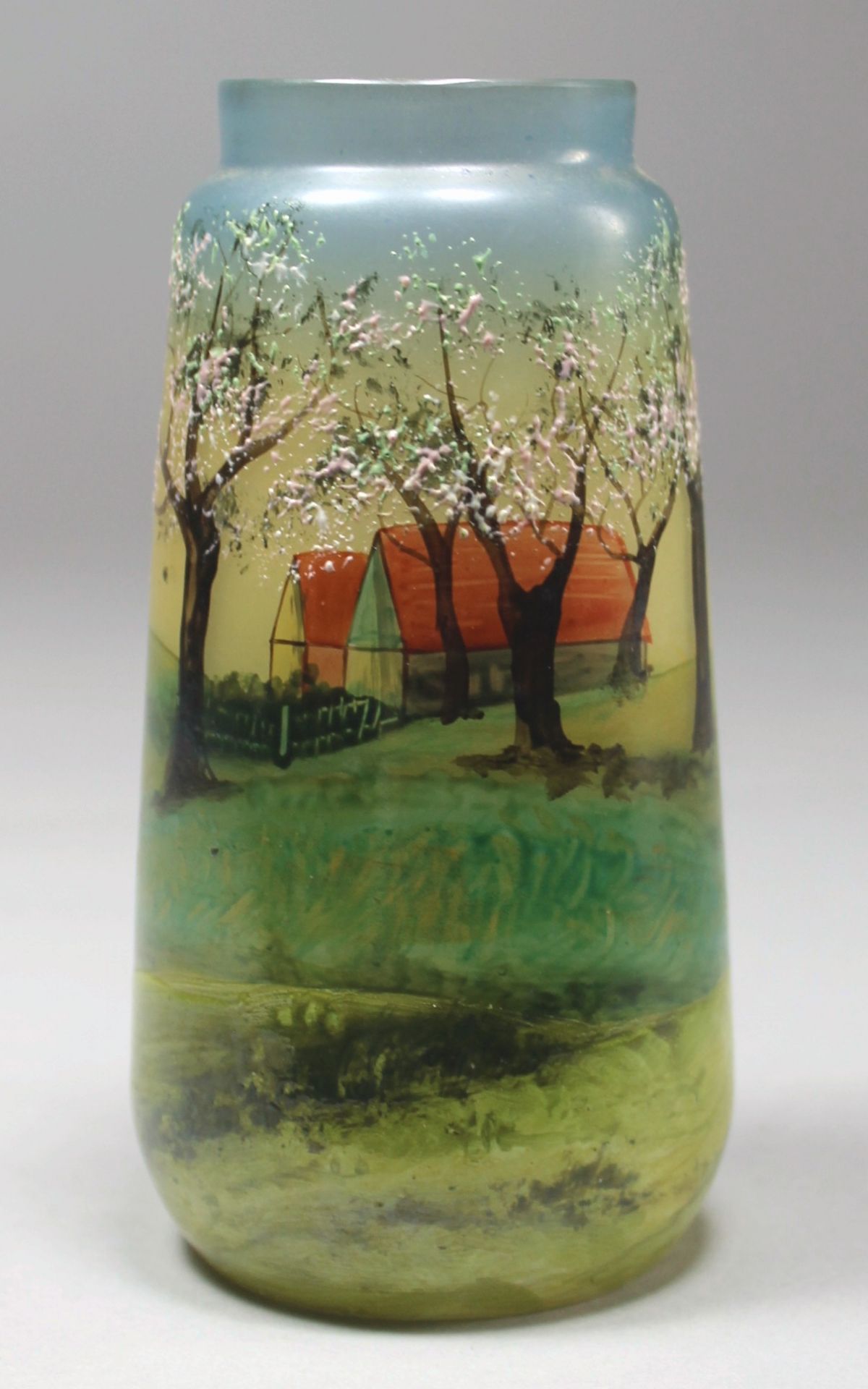 1 kleine Vase Glas, handbemalt "Landschaft im Frühling mit Bauernhof", H ca. 14,5cm, Anfang 20.