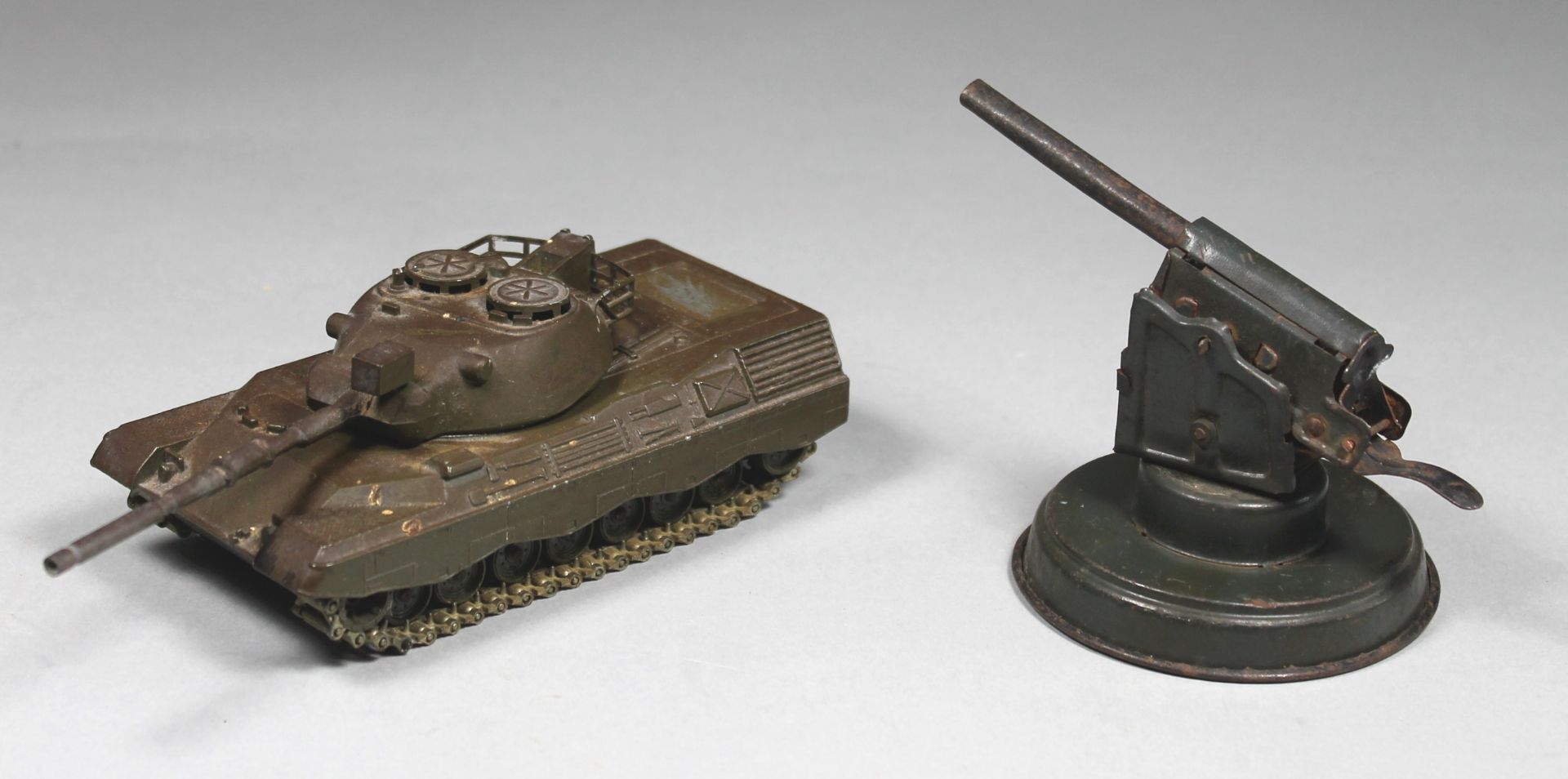 1 kleiner Panzer "Solido, France, KpZ Leopard no.243 12-1974" und 1 Flagg, bespielt, - Image 2 of 4