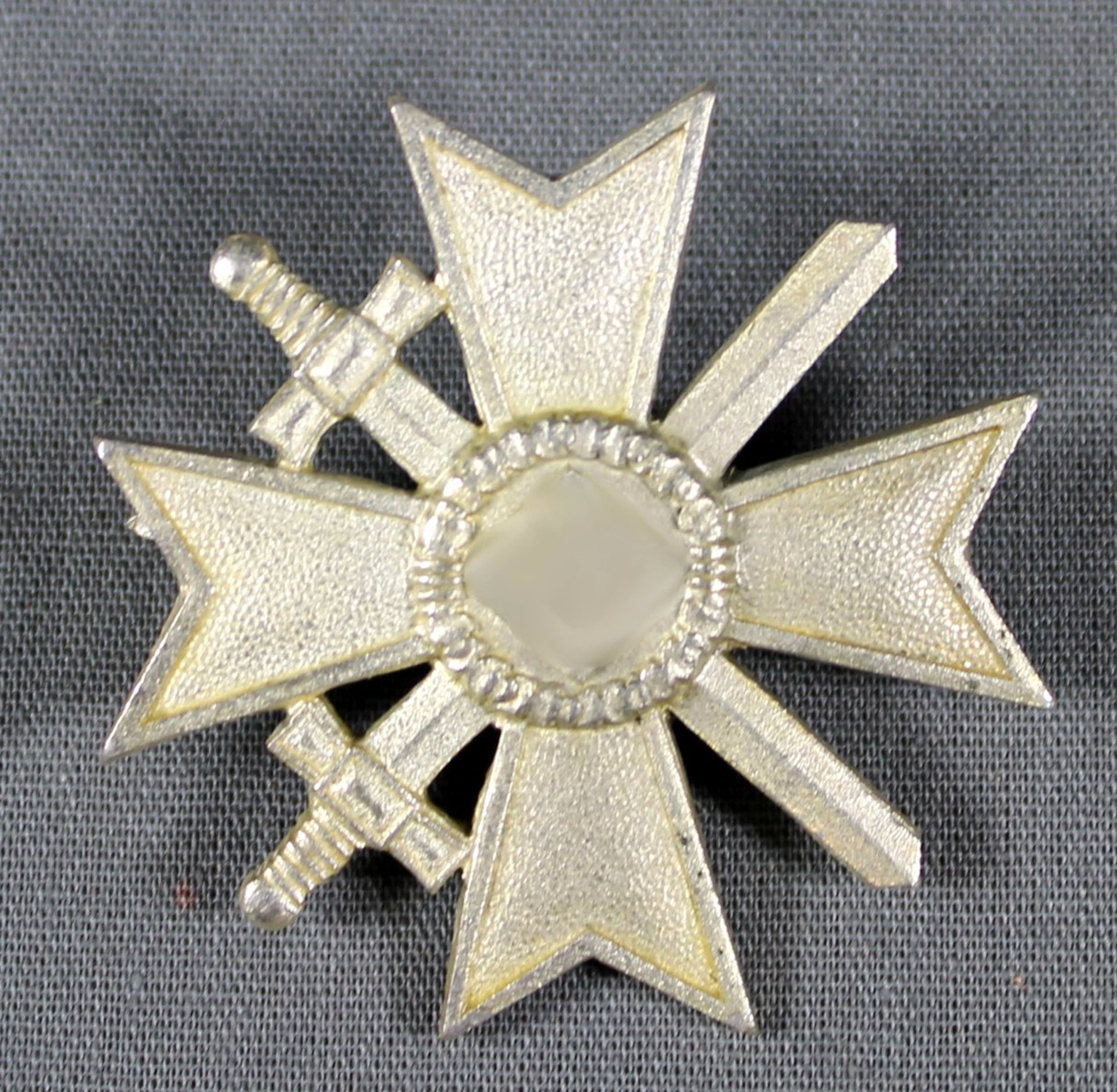 1 Kriegsverdienstkreuz mit Schwertern 1. Klasse, Hersteller L/12, breite Nadel, Buntmetall,