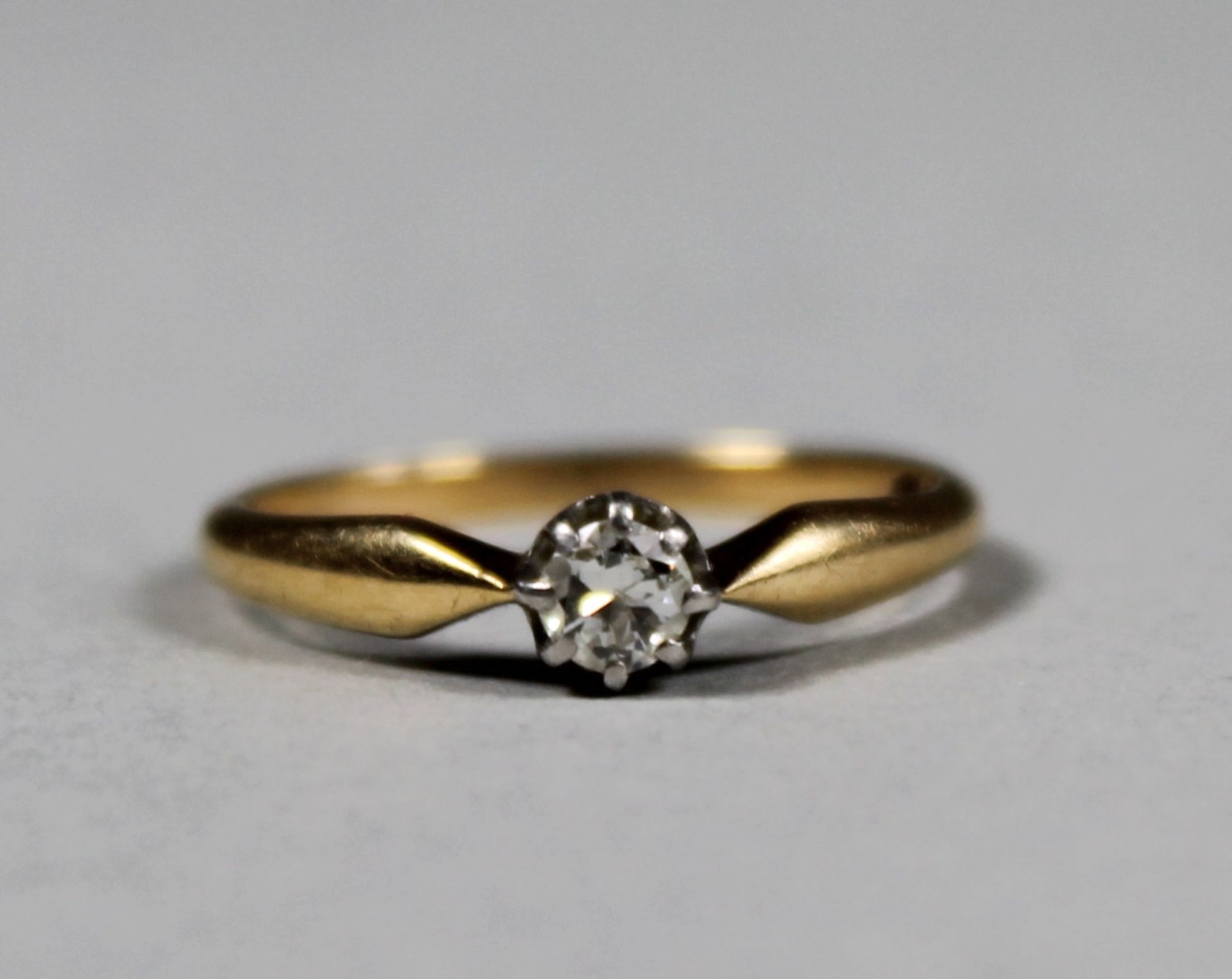 1 Ring 14kt. Gold (585/000), gelb-weiß kombiniert, besetzt mit 1 Brillant ca. 0,20ct., RG 58, (ca.