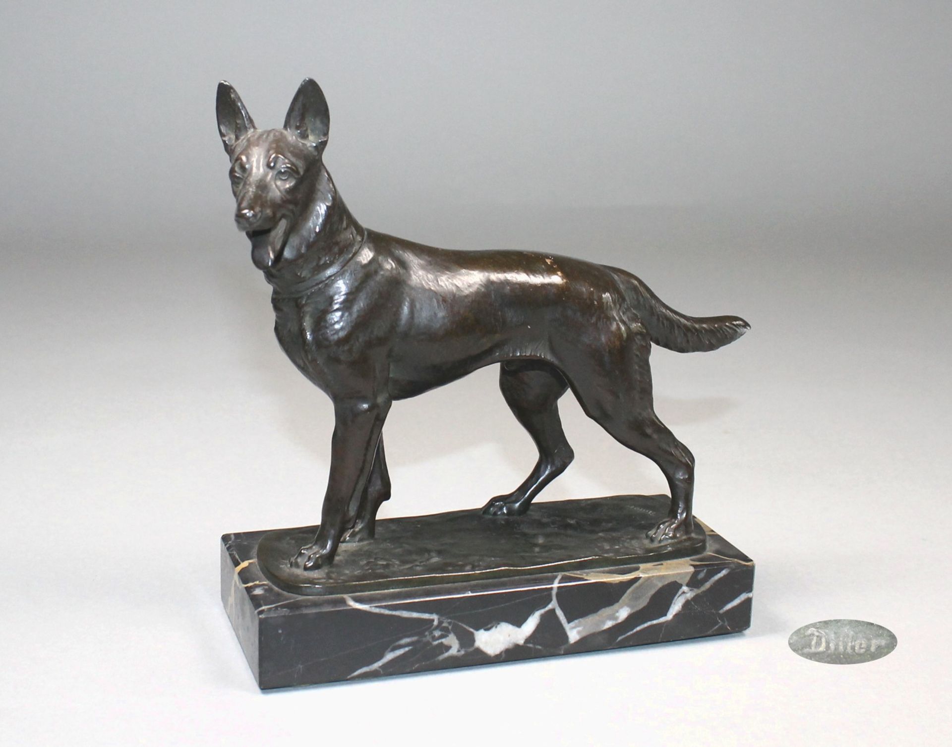 1 Bronzefigur auf schwarzer Marmorplinthe "deutscher Schäferhund mit zur Seite gewendetem Kopf",